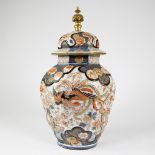 Octagonal Japanese imari vase, enamels with floral motifs and bronze knob on the lid