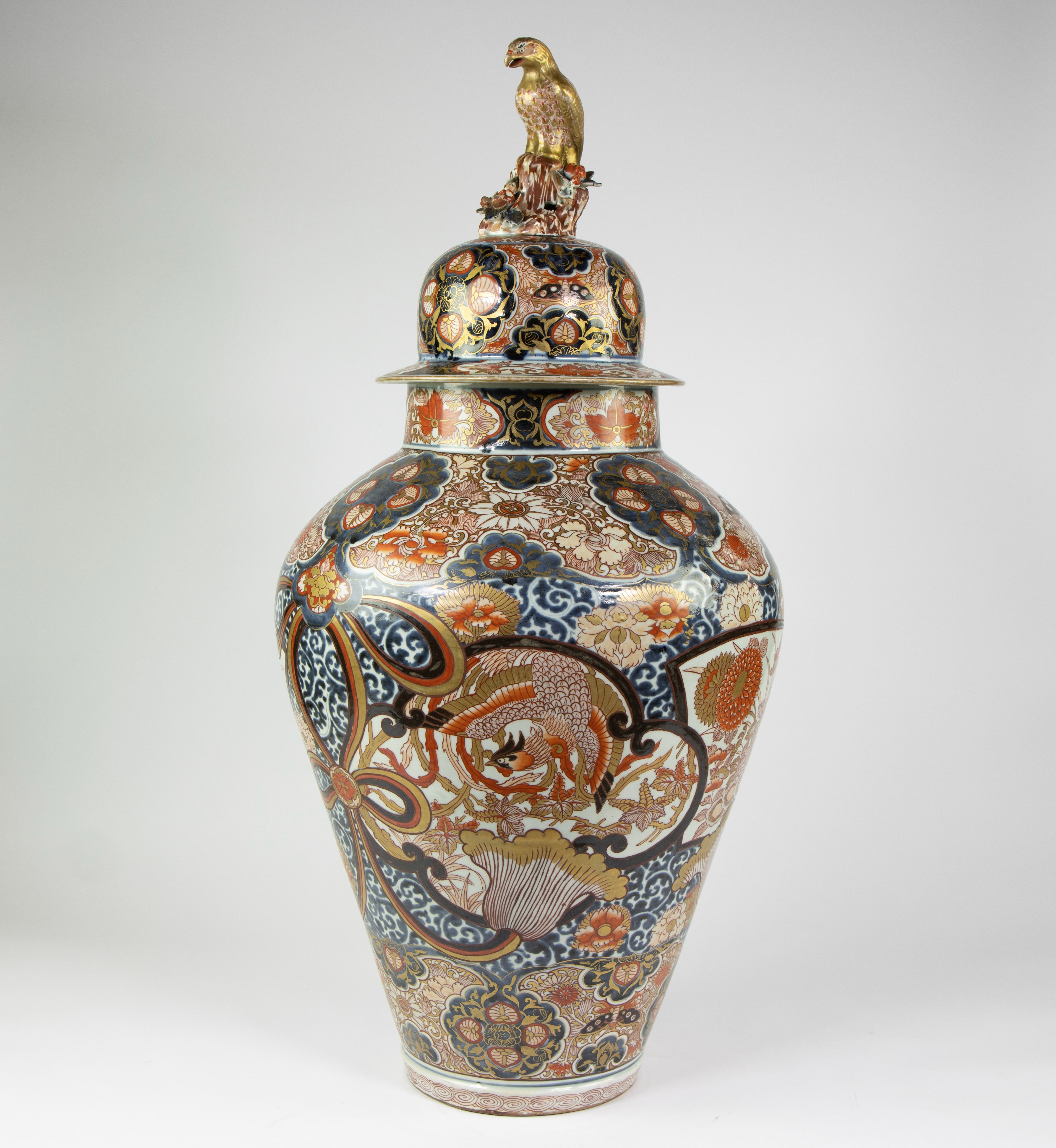 Very large Japanese porcelain jar and its cover, decorated imari enamels with phoenix, chrysanthemum