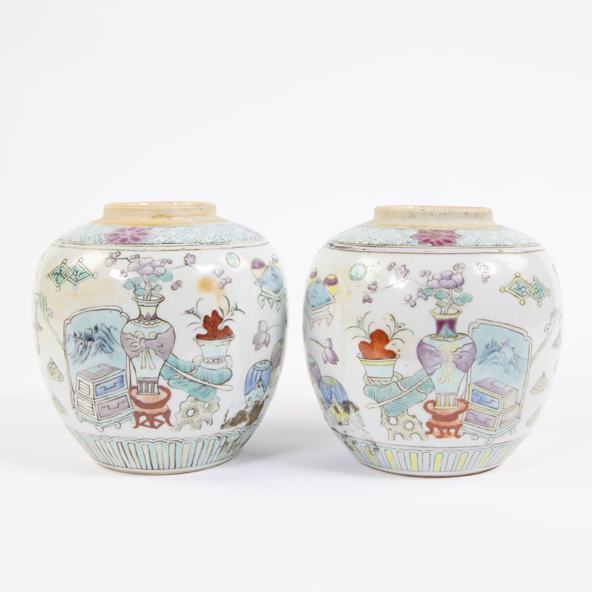 Two porcelain jars, decorated in famille rose enamels with prcious objects and auspicious symbols. M - Bild 3 aus 6