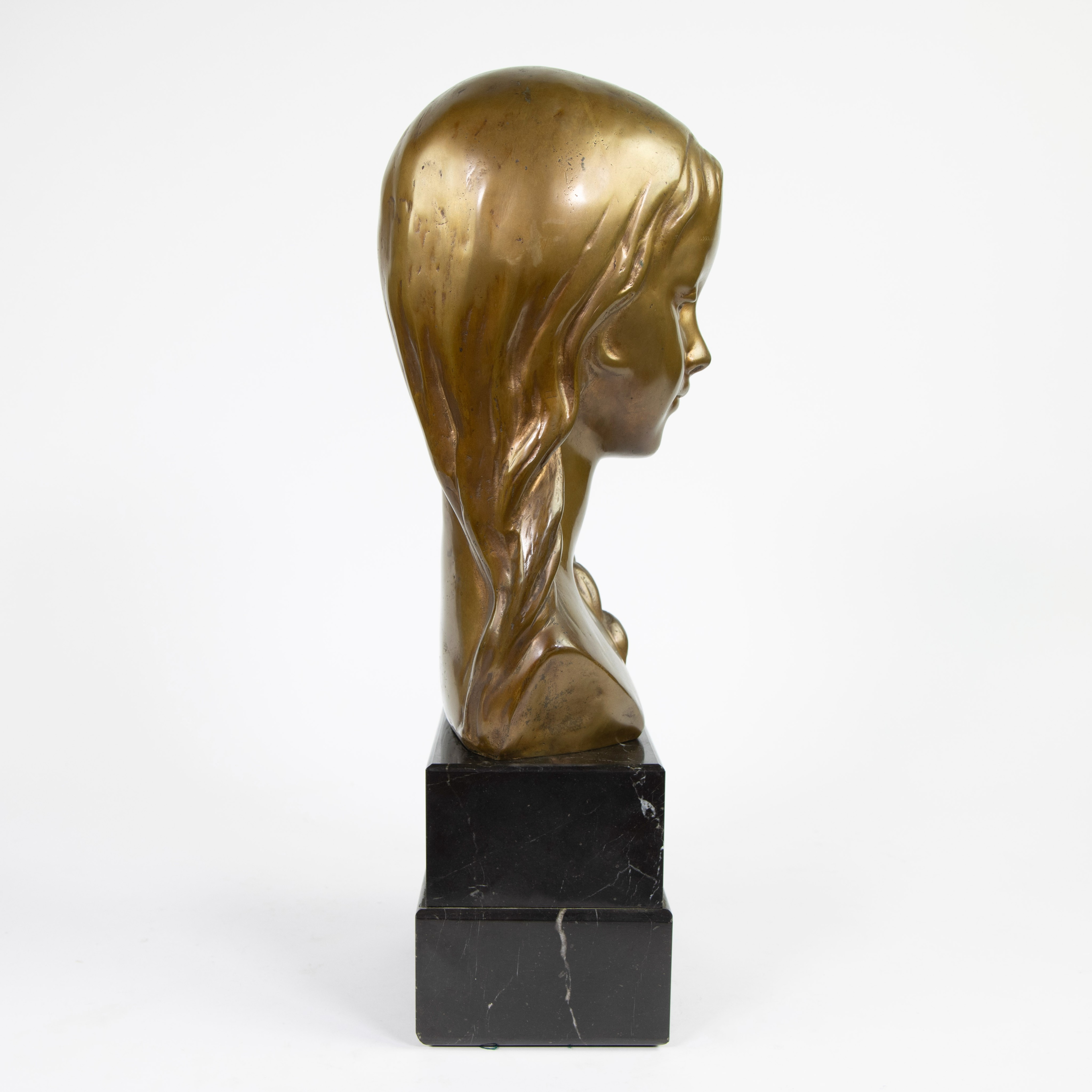 Bronze bust of a girl on marble base, signed H. VIETTI and dated 1943 - Image 5 of 5