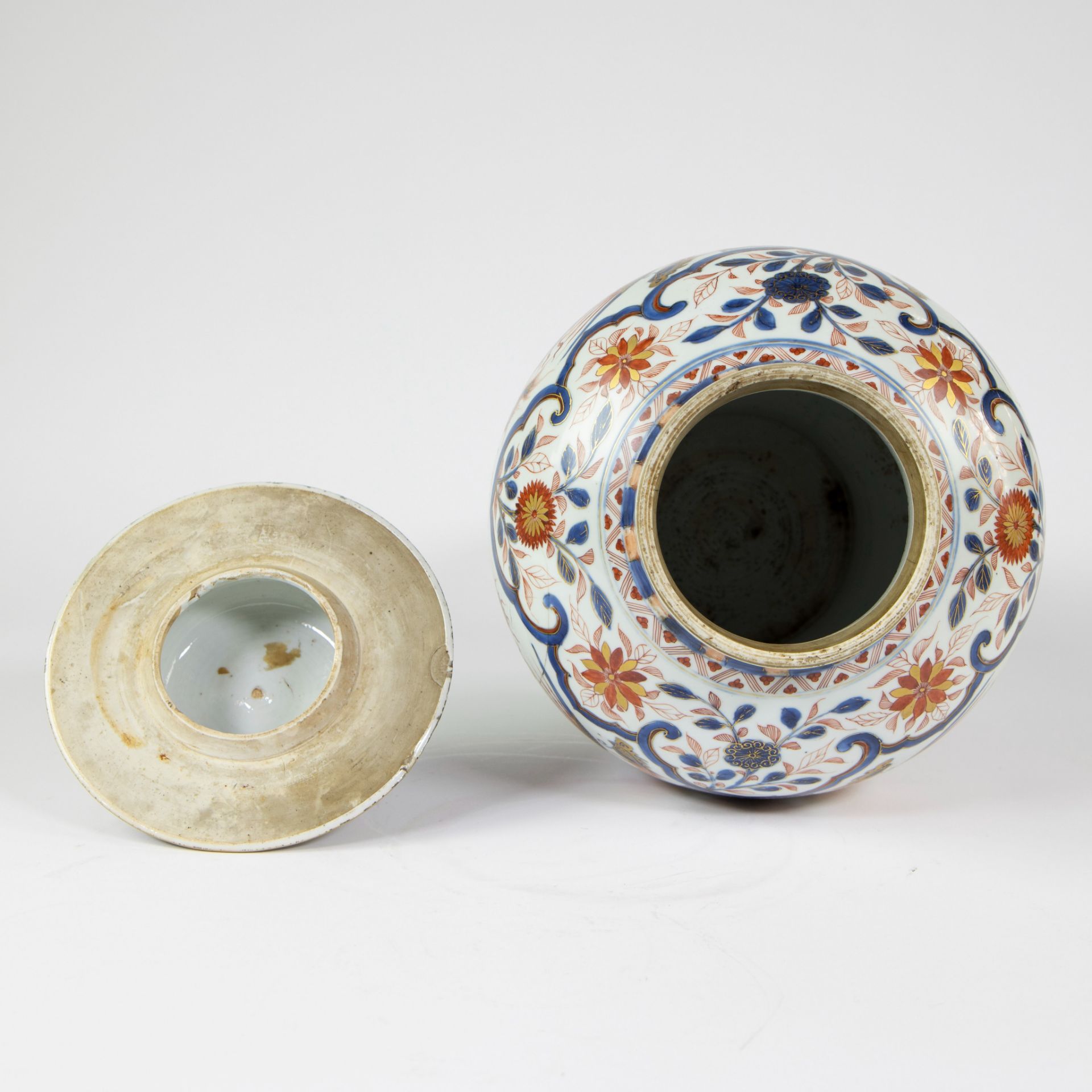 Chinese porcelain jar and its cover, decorated imari enamels, 18th century - Image 11 of 12