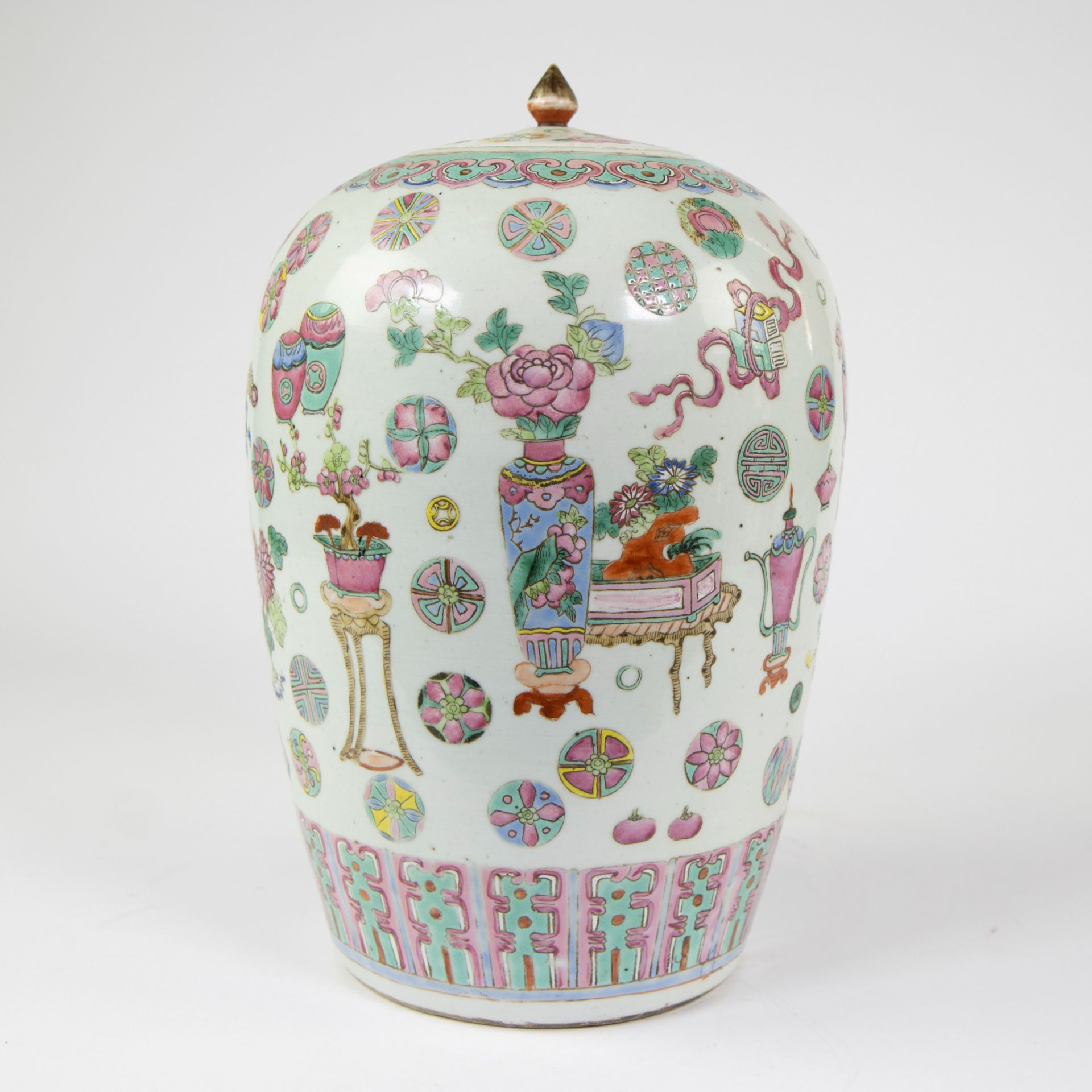 Chinese famile rose jar and its cover decorated with precious objects and a variety of decorative ro - Image 3 of 11