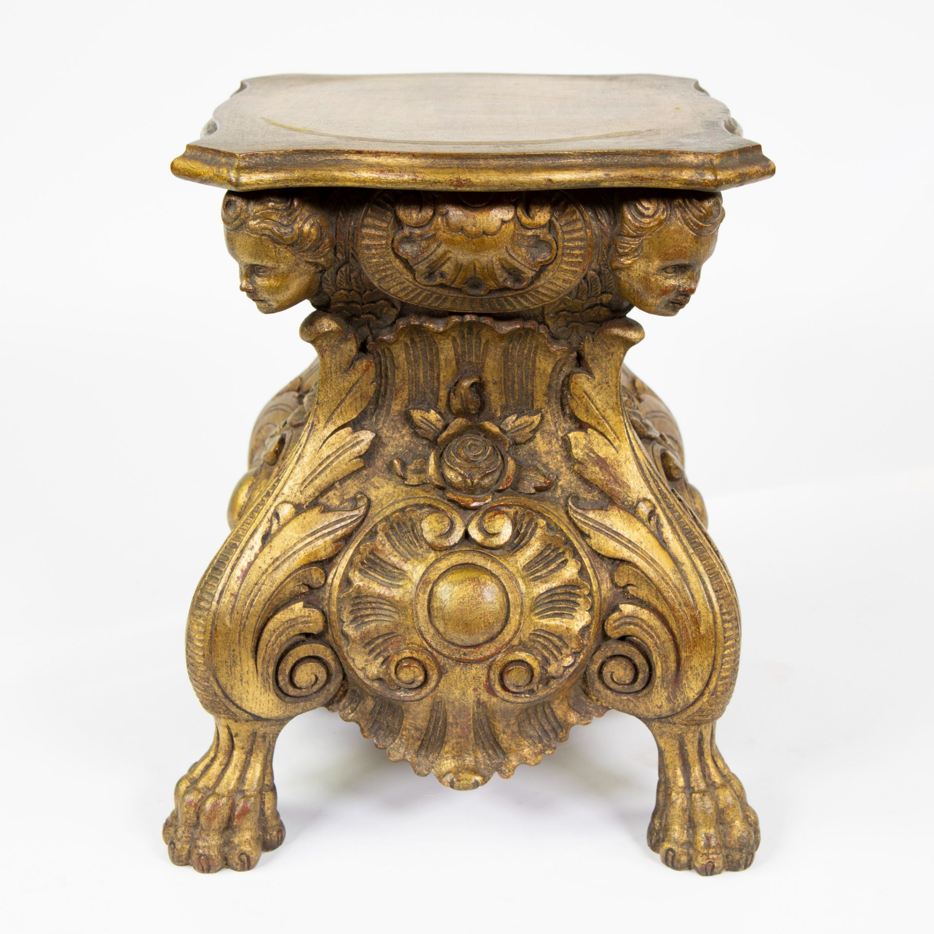 Gilded wooden pedestal with a statue of an eagle in patinated plaster, after the 18th century Italia - Image 2 of 5