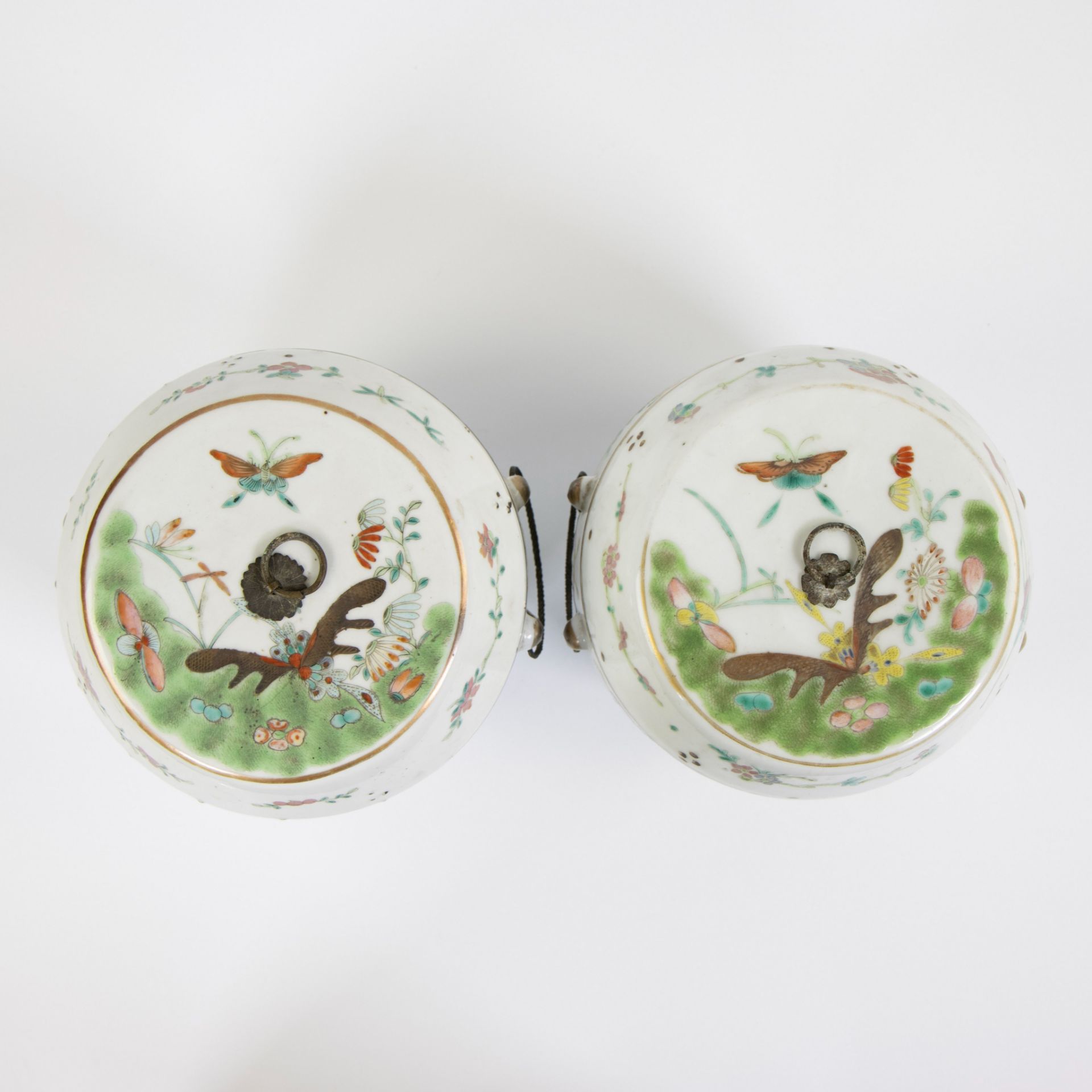 Pair of Chinese famille verte lidded jars decorated with butterflies, 18th C - Image 2 of 8