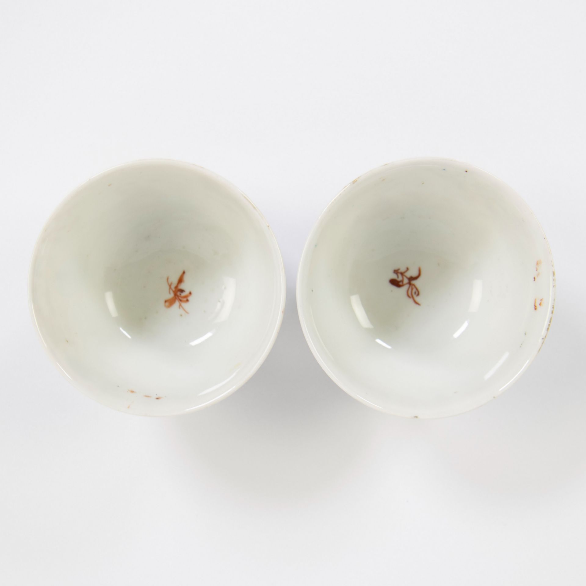 China, a pair of famille rose porcelain plates and cups with Mandarin decor, Qianlong - Image 8 of 9