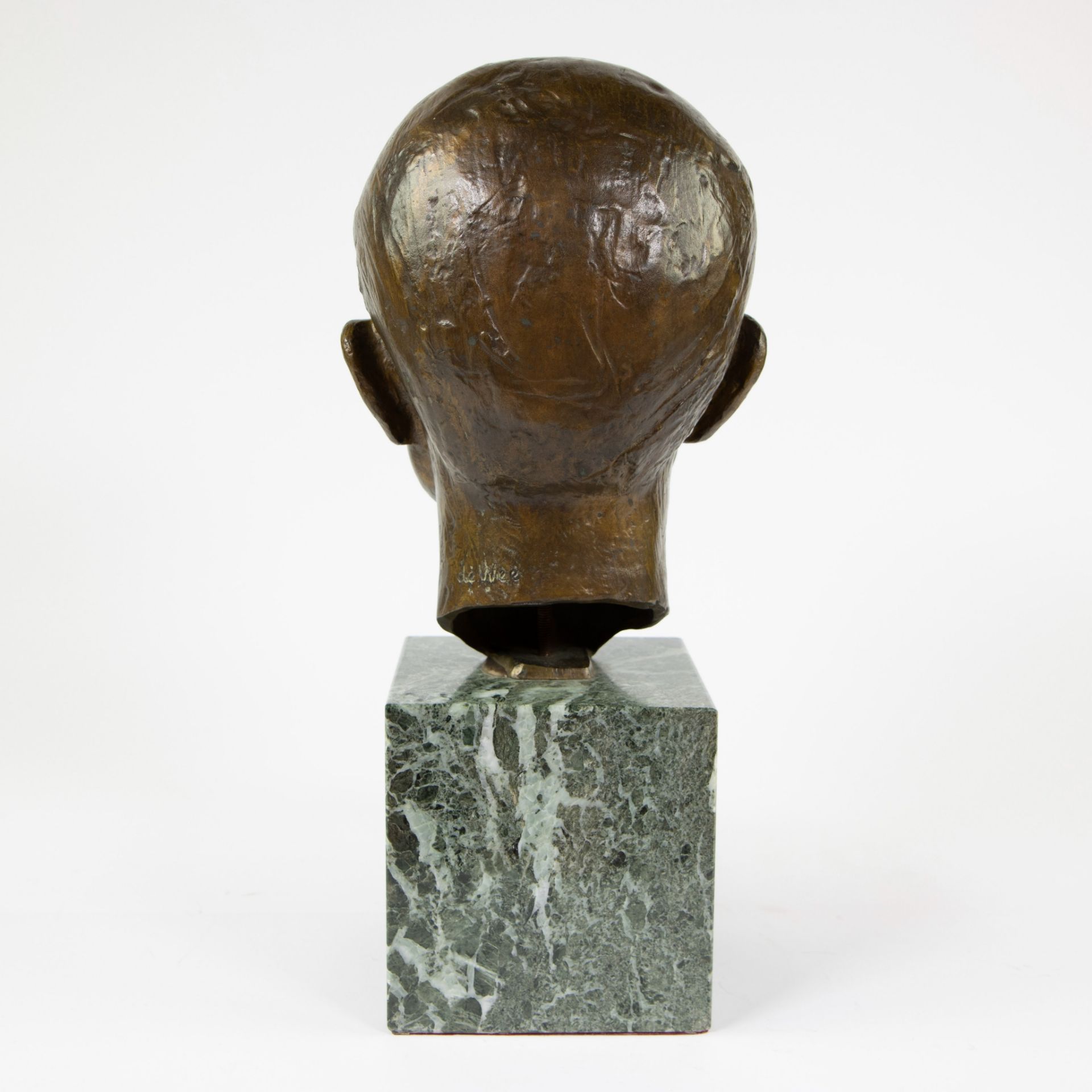 Bronze bust of a gentleman on a marble base, signed De Wee. - Image 3 of 5