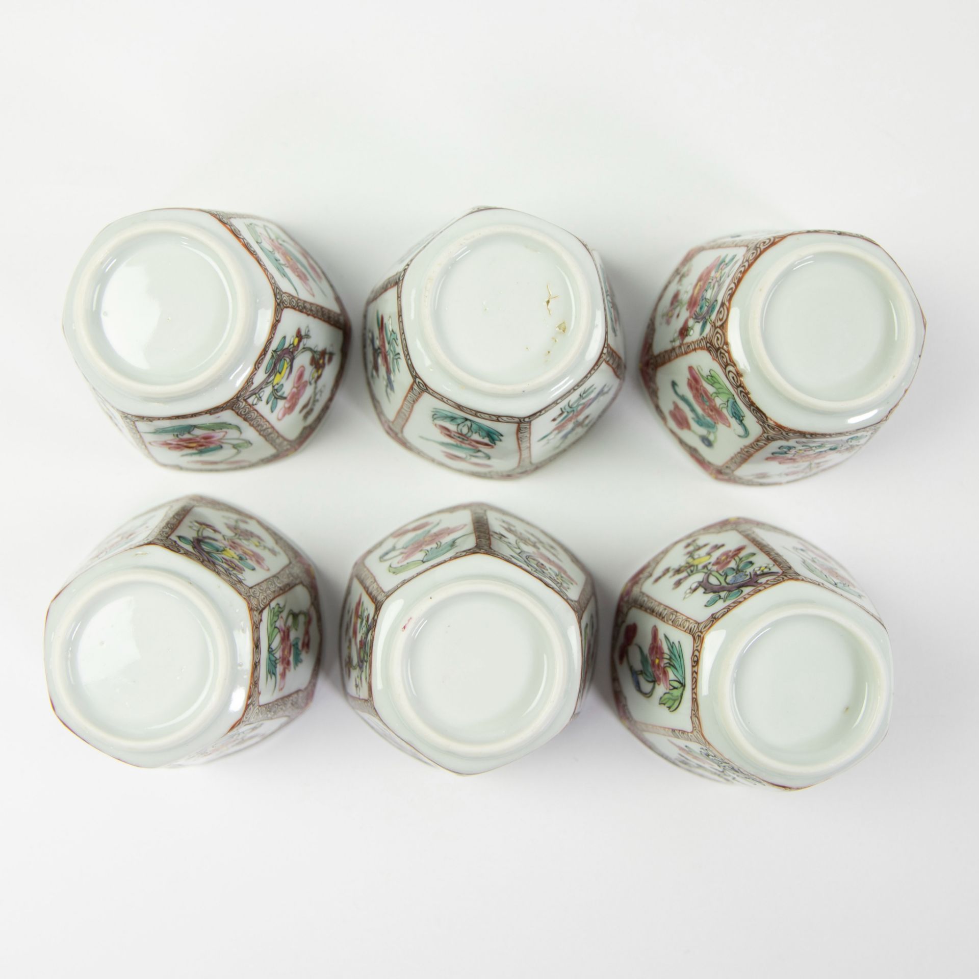 Set of six famille rose cups with their saucers and covers, decorated with flowers and blossom withi - Bild 11 aus 11