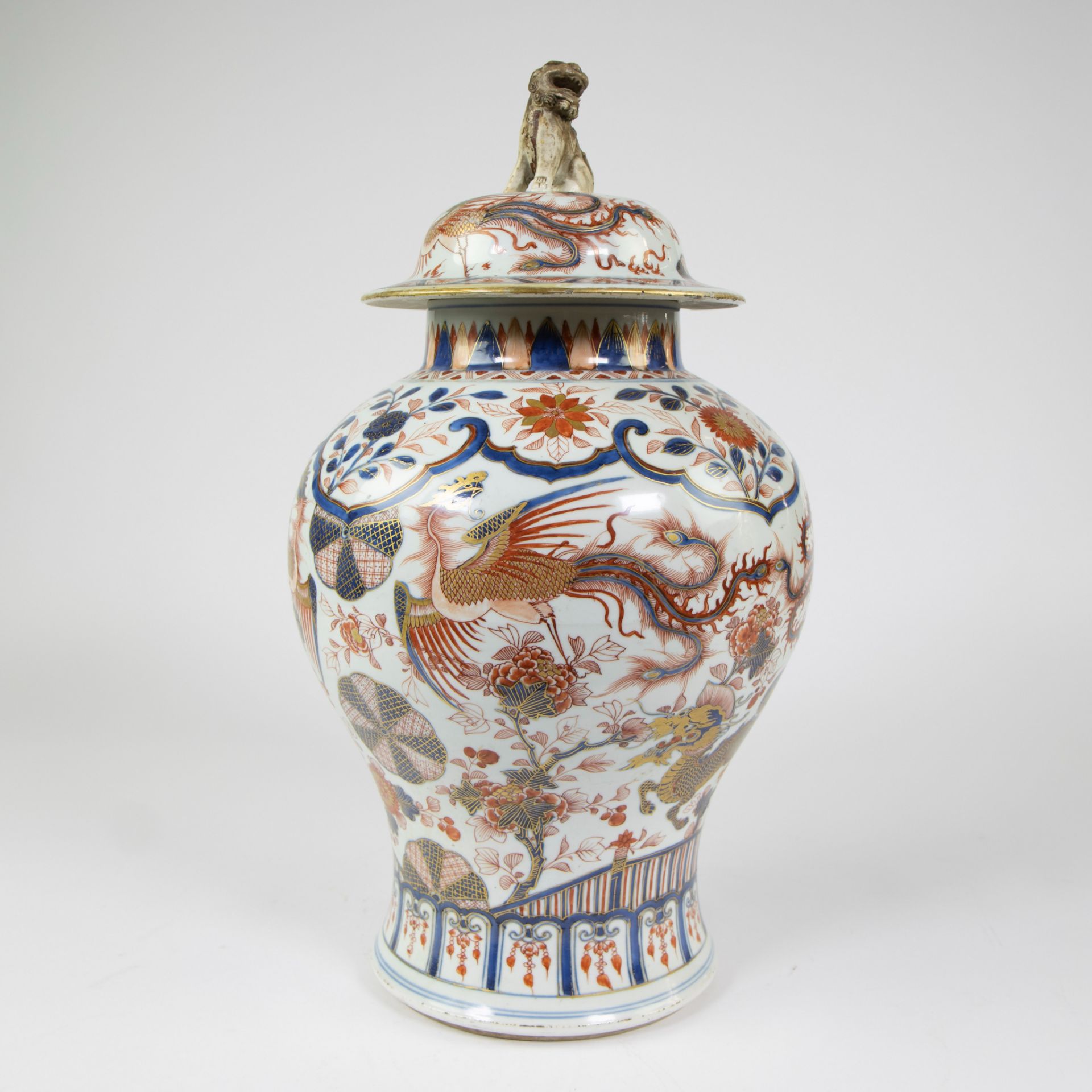 Chinese porcelain jar and its cover, decorated imari enamels, 18th century - Image 9 of 12
