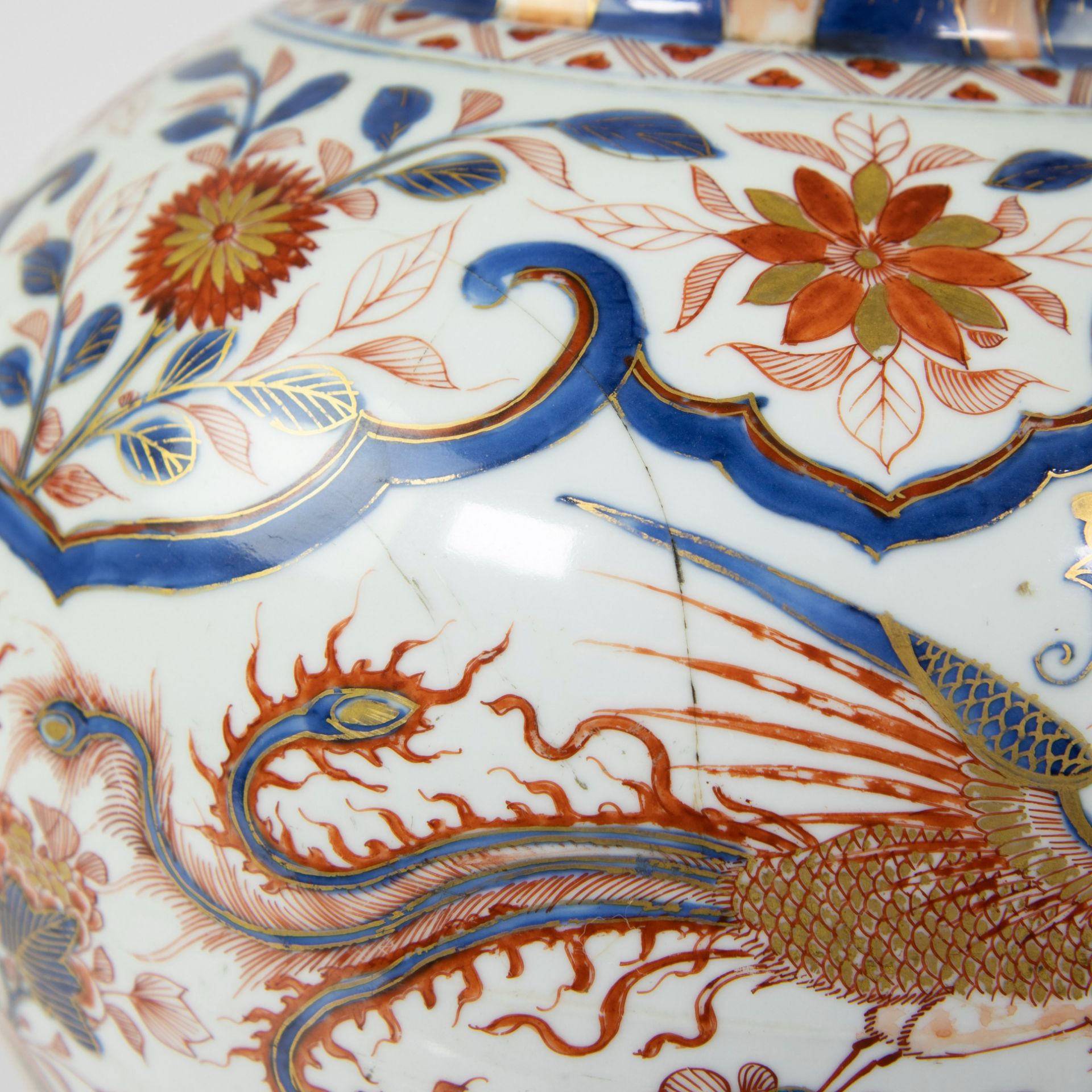 Chinese porcelain jar and its cover, decorated imari enamels, 18th century - Image 7 of 12