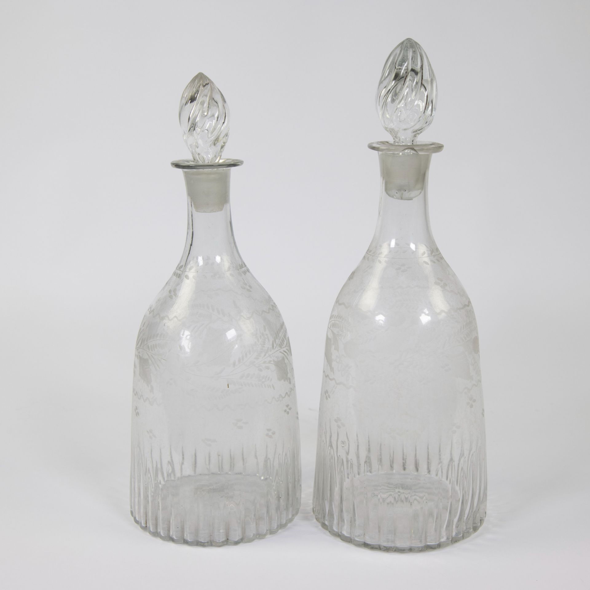 Lot glassware, 2 engraved decanters ca 1830