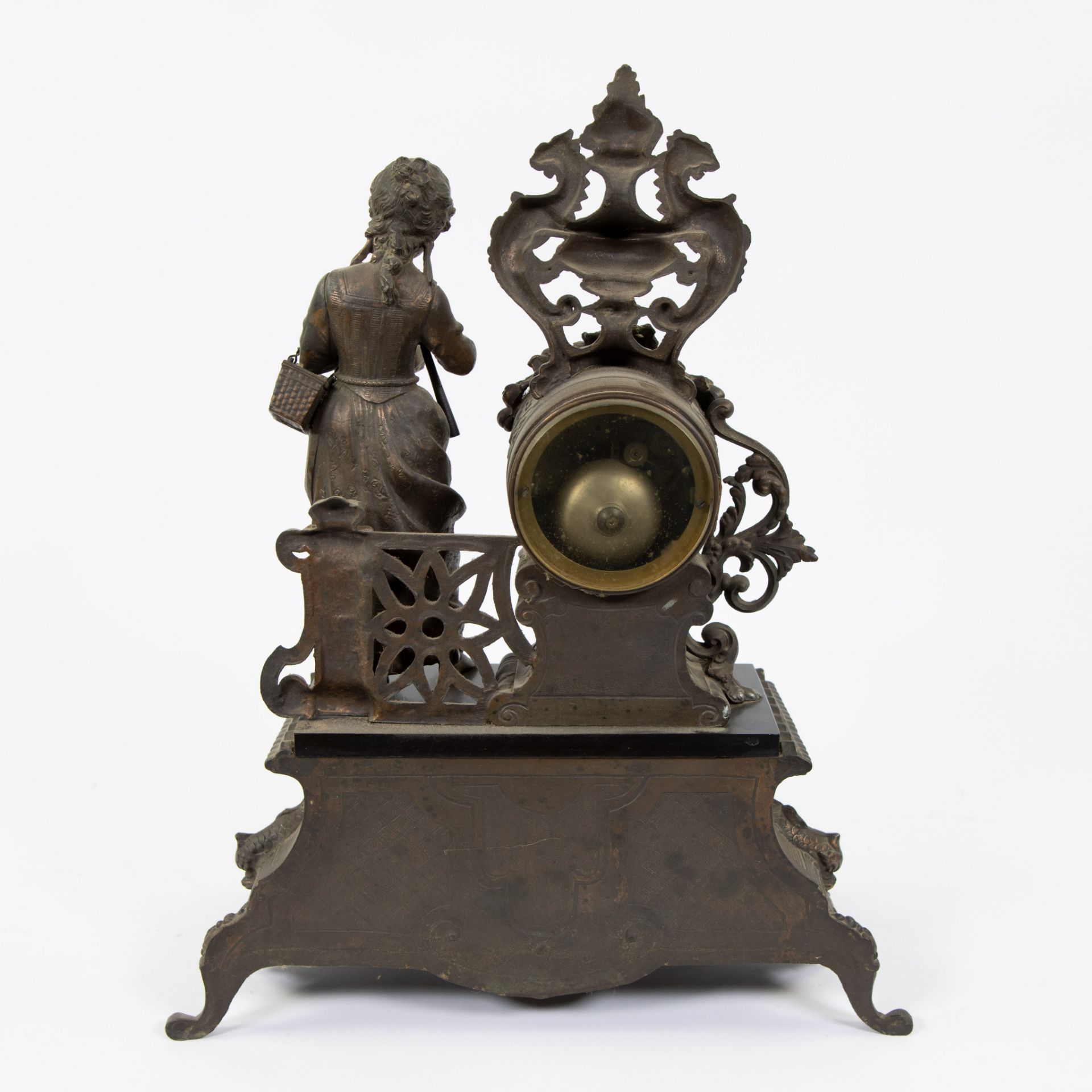 Antique French Louis Philippe mantel clock decorated with a reading girl, circa 1870 - Image 3 of 4