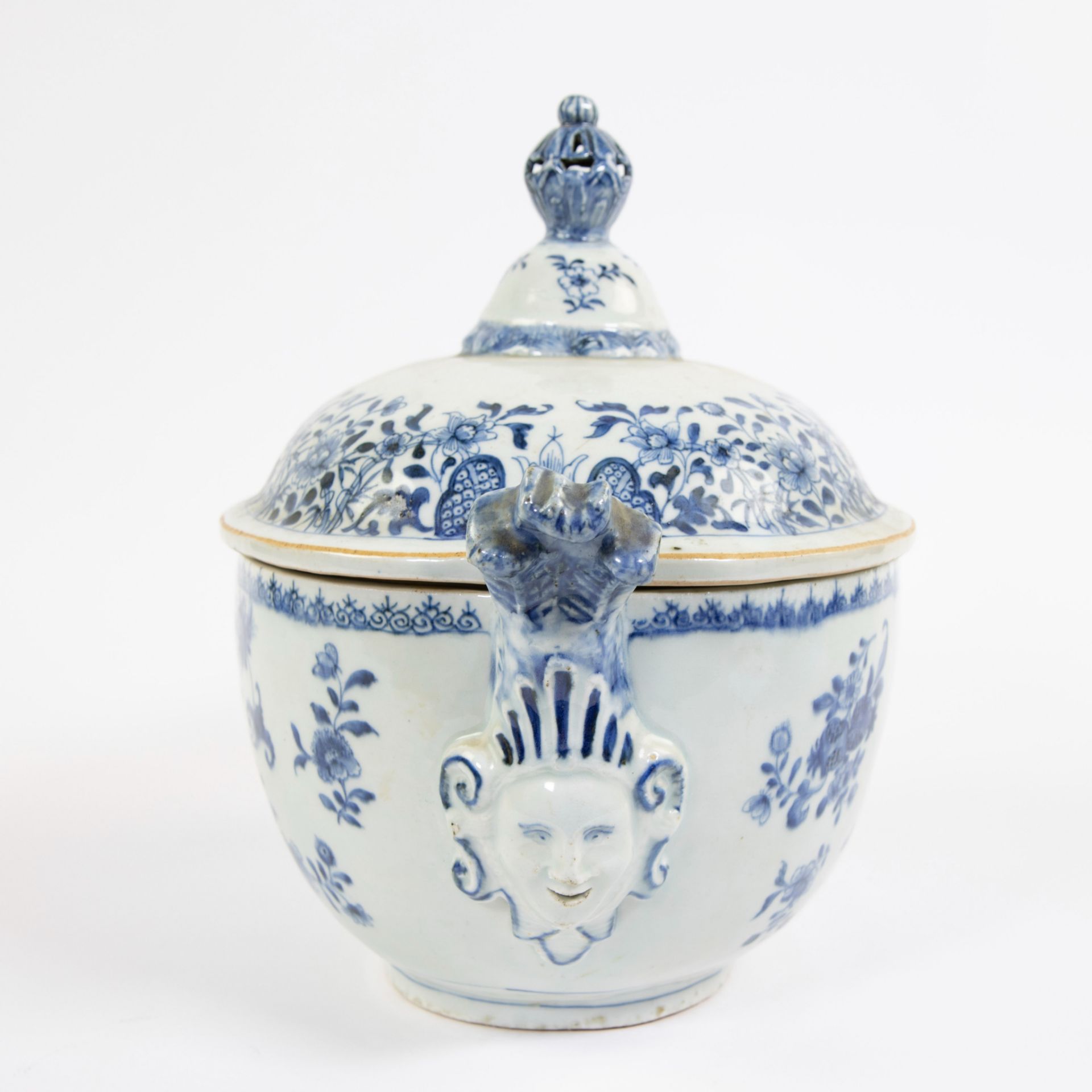 Chinese porcelain tureen and its cover and dish, Qianlong period, 18th century. Sculptural mascaron  - Bild 7 aus 11