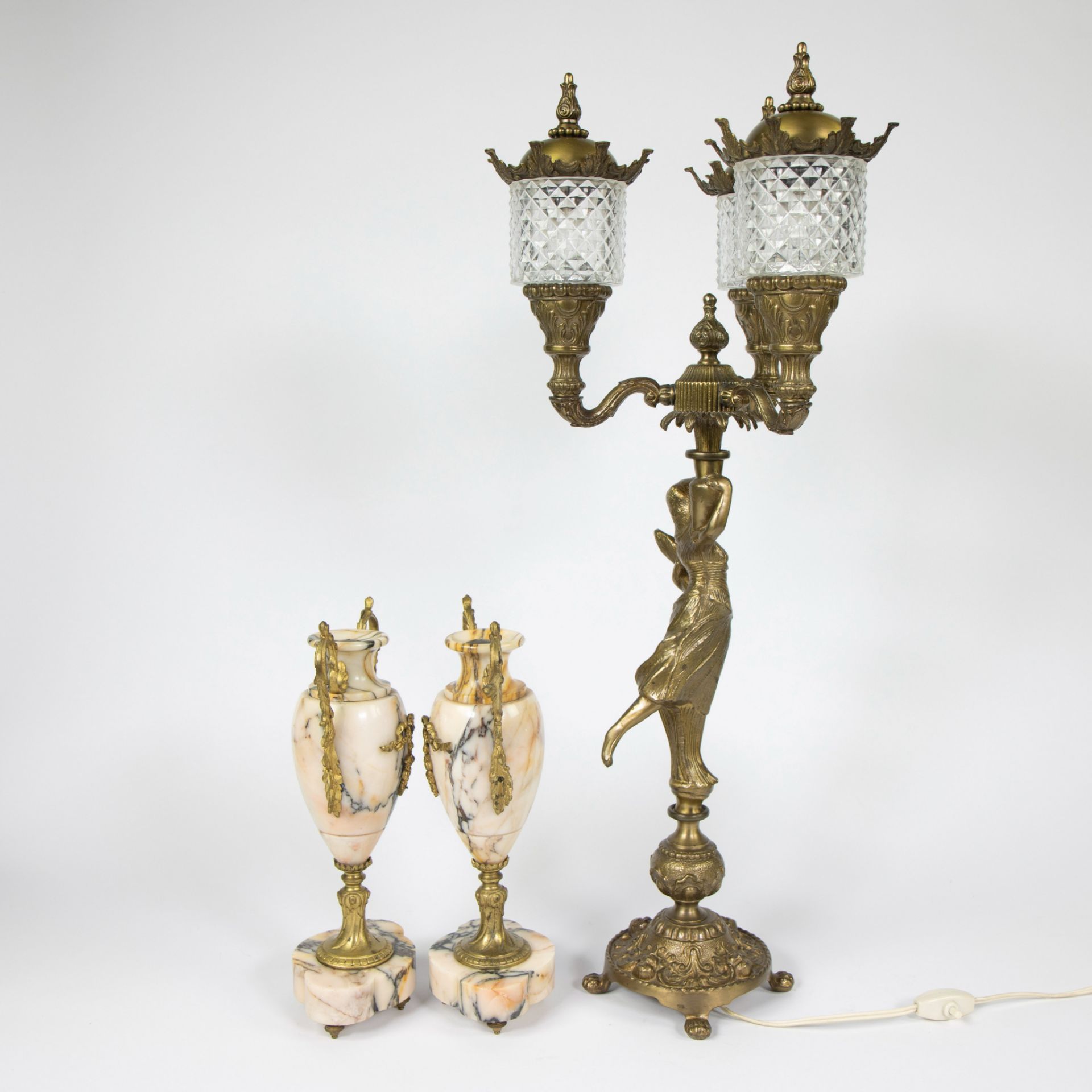 Large decorative lampadaire with 3 light points and 2 marble cassolettes. - Image 2 of 4