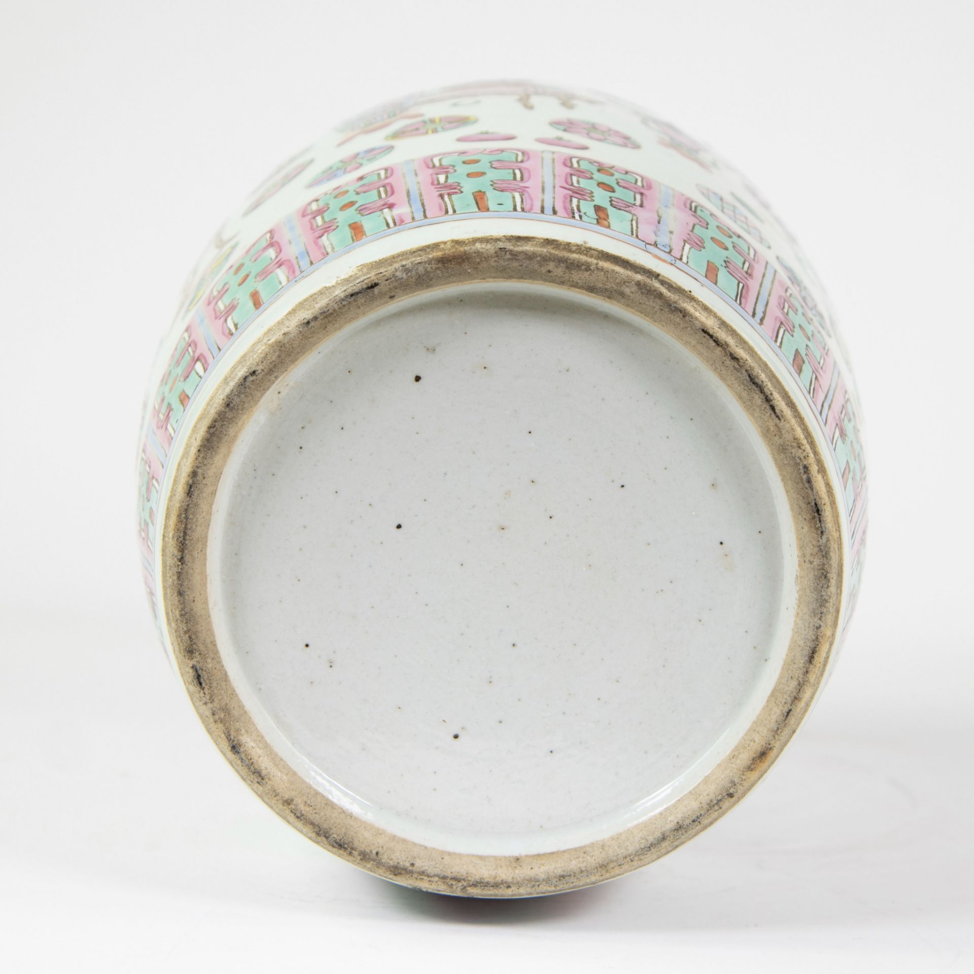 Chinese famile rose jar and its cover decorated with precious objects and a variety of decorative ro - Image 11 of 11