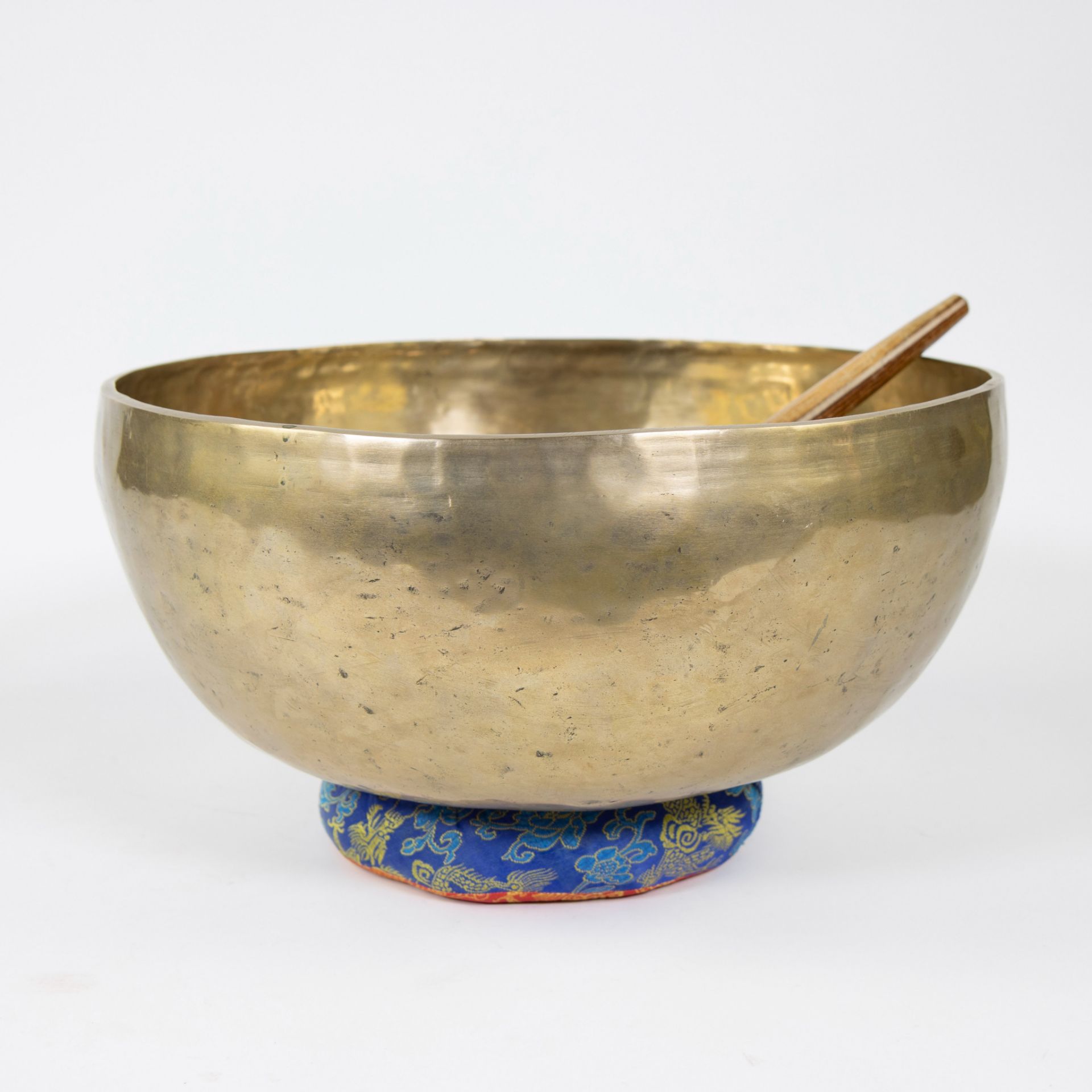 Tibetan singing bowl/gong.