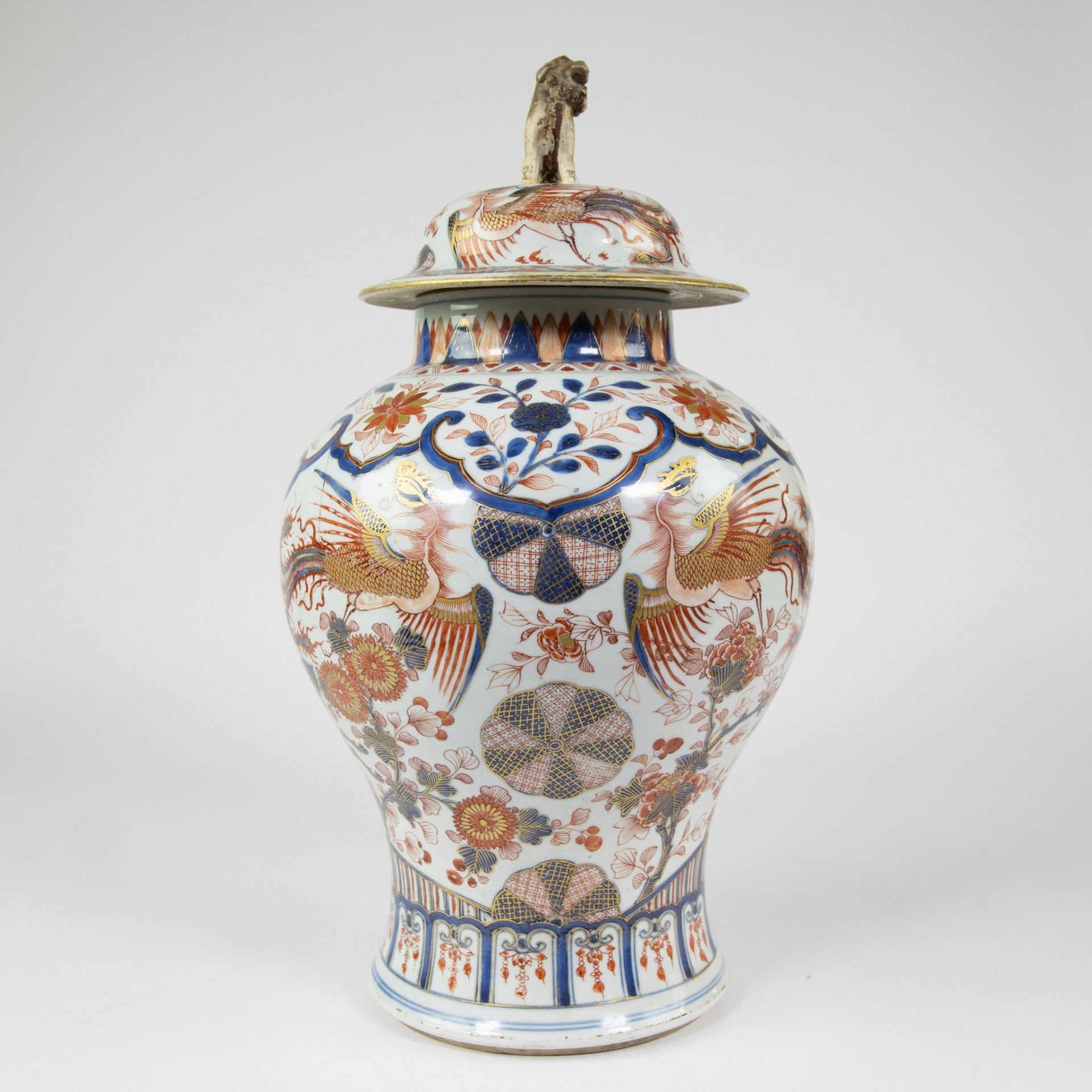 Chinese porcelain jar and its cover, decorated imari enamels, 18th century - Image 8 of 12