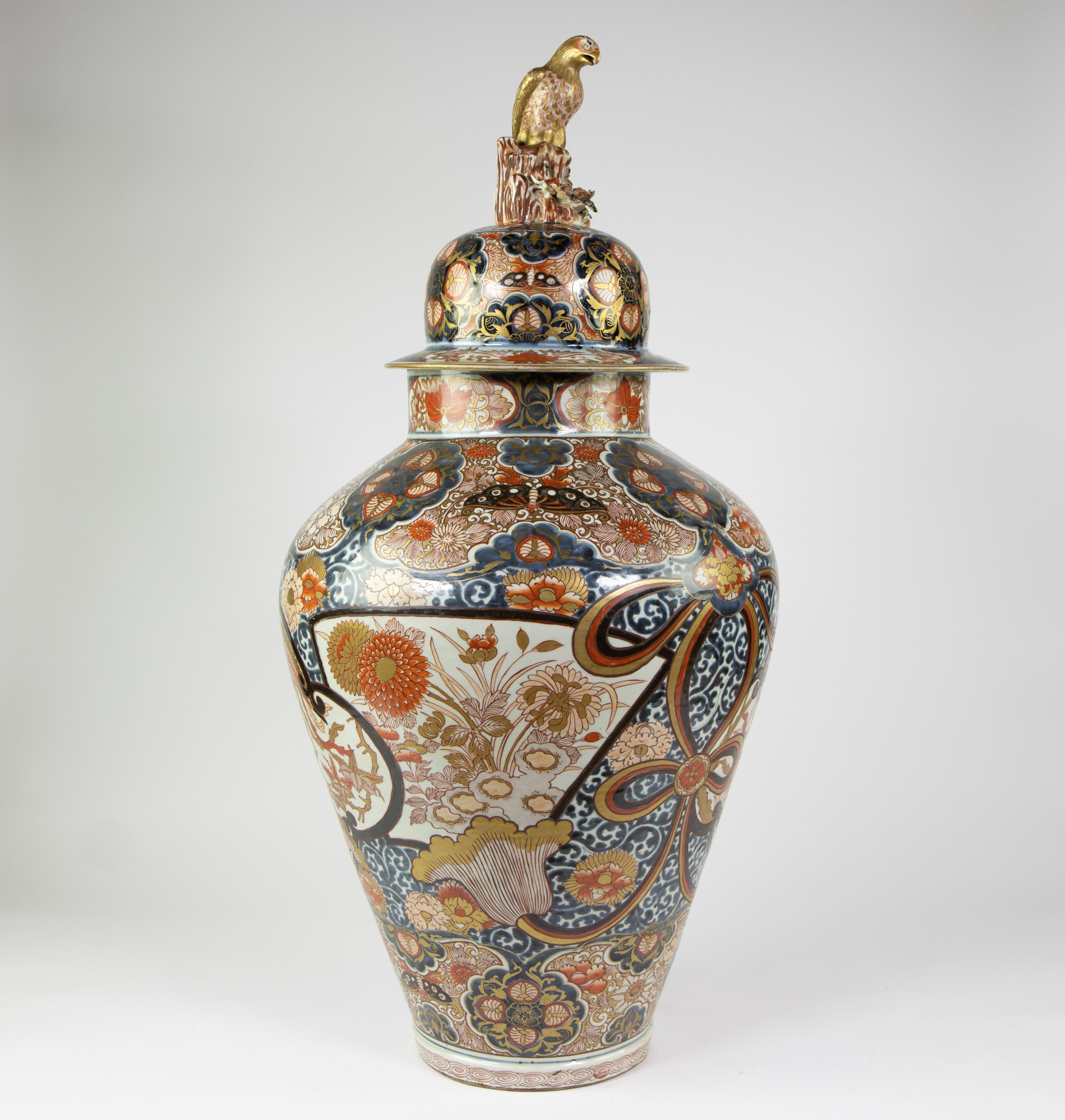Very large Japanese porcelain jar and its cover, decorated imari enamels with phoenix, chrysanthemum - Image 7 of 12