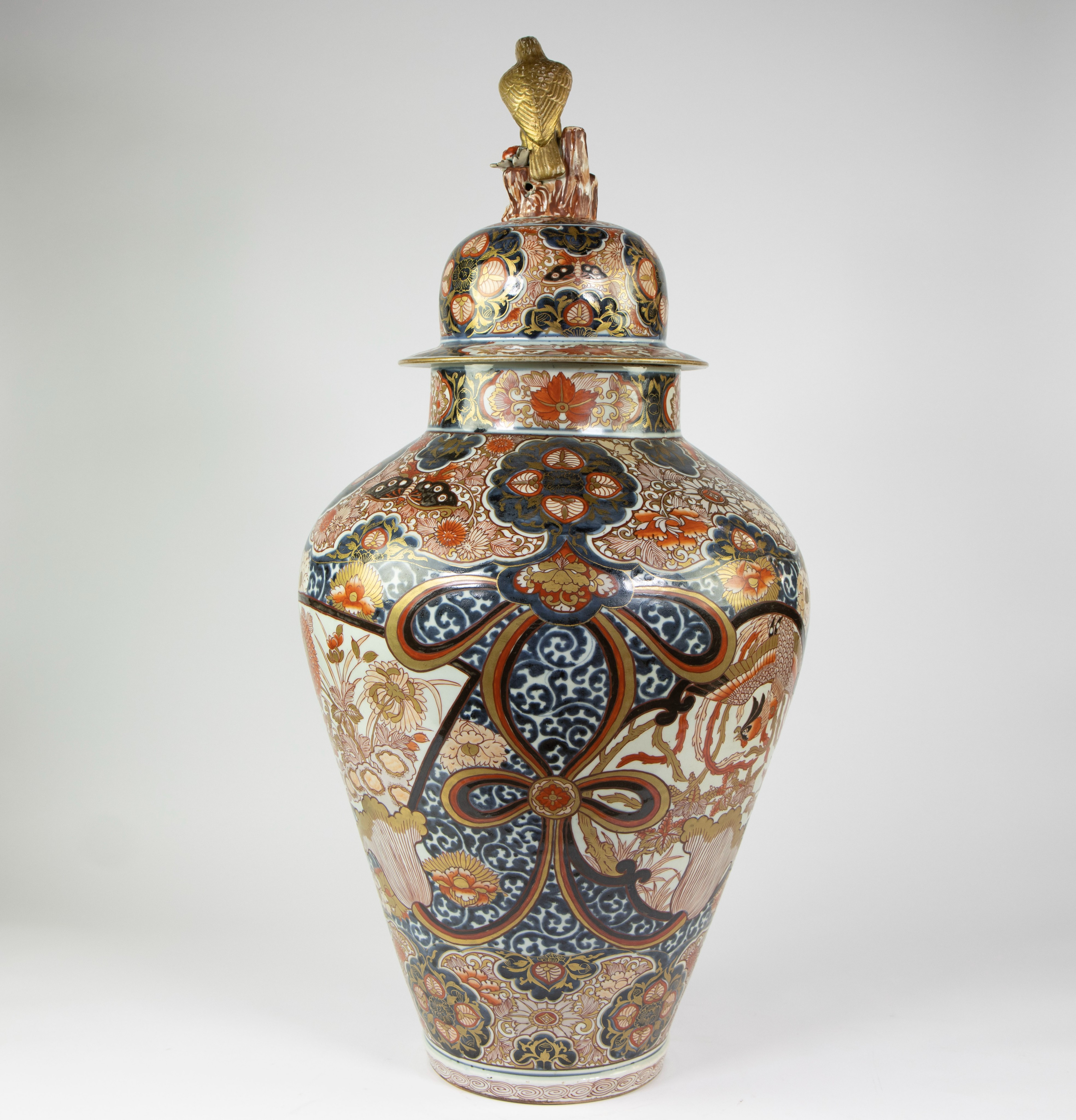 Very large Japanese porcelain jar and its cover, decorated imari enamels with phoenix, chrysanthemum - Image 4 of 12