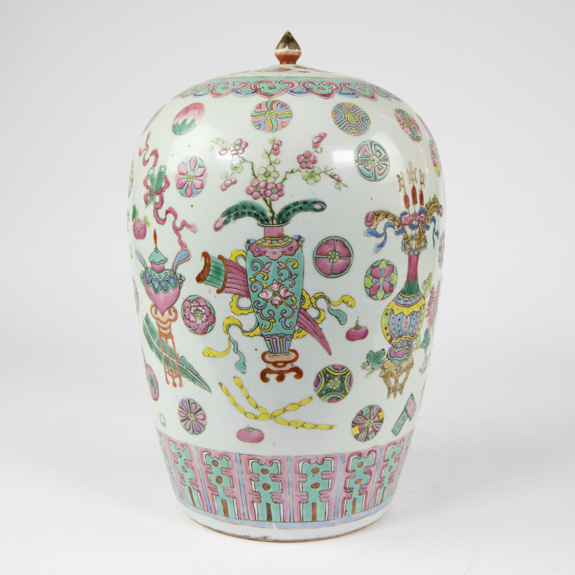 Chinese famile rose jar and its cover decorated with precious objects and a variety of decorative ro - Image 8 of 11