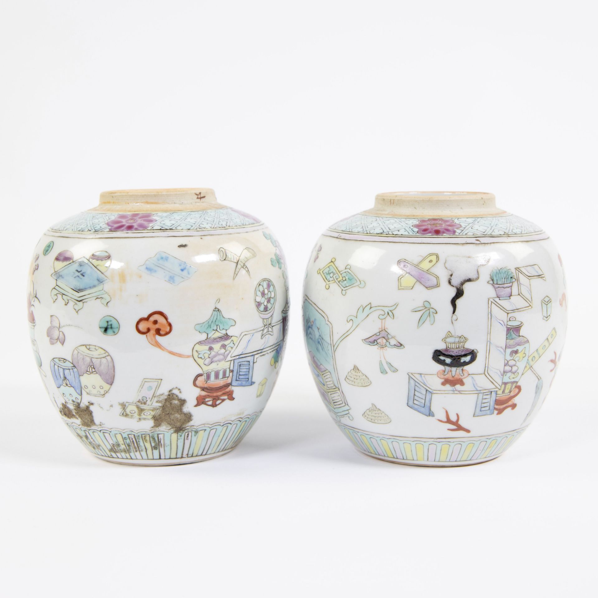 Two porcelain jars, decorated in famille rose enamels with prcious objects and auspicious symbols. M - Bild 4 aus 6