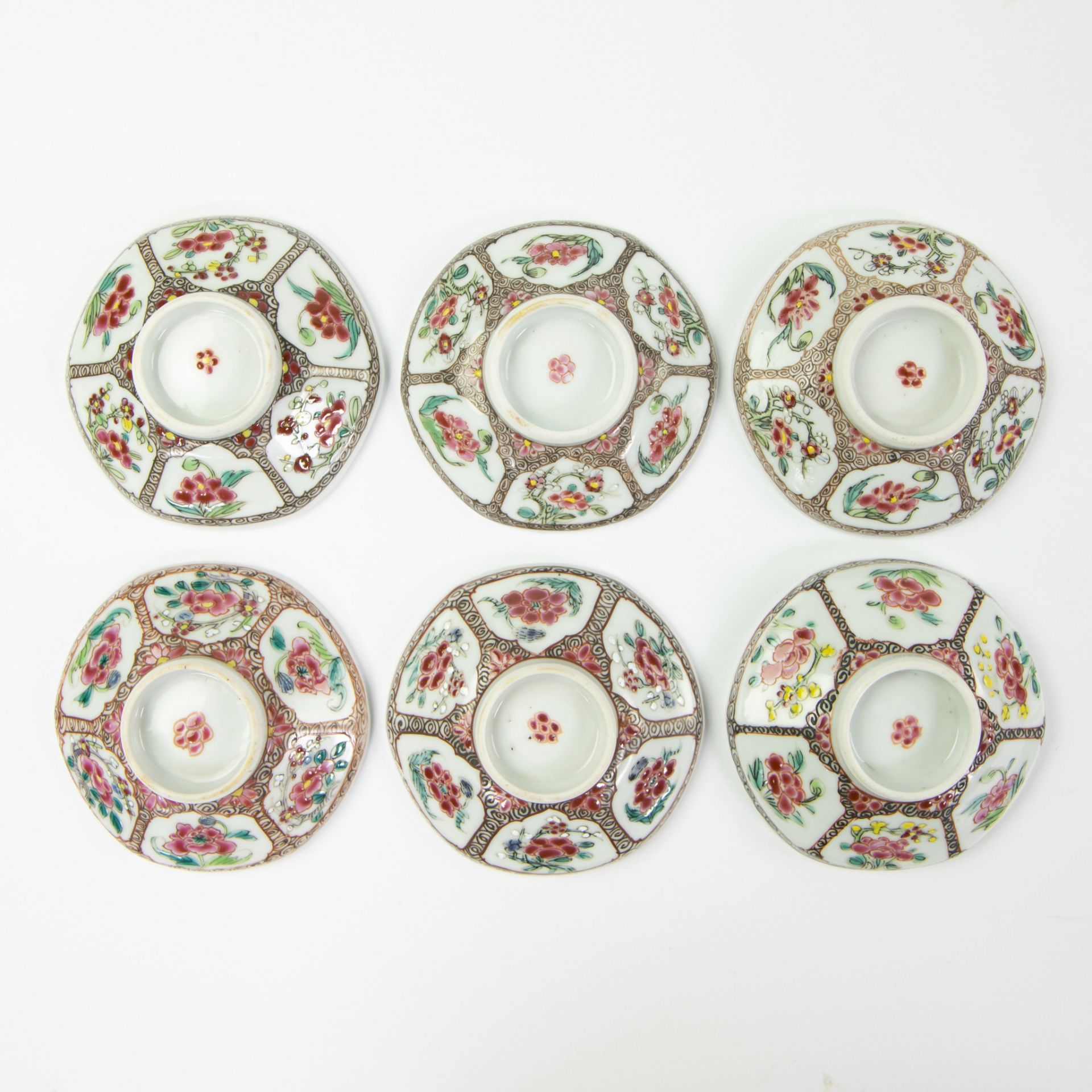 Set of six famille rose cups with their saucers and covers, decorated with flowers and blossom withi - Bild 2 aus 11