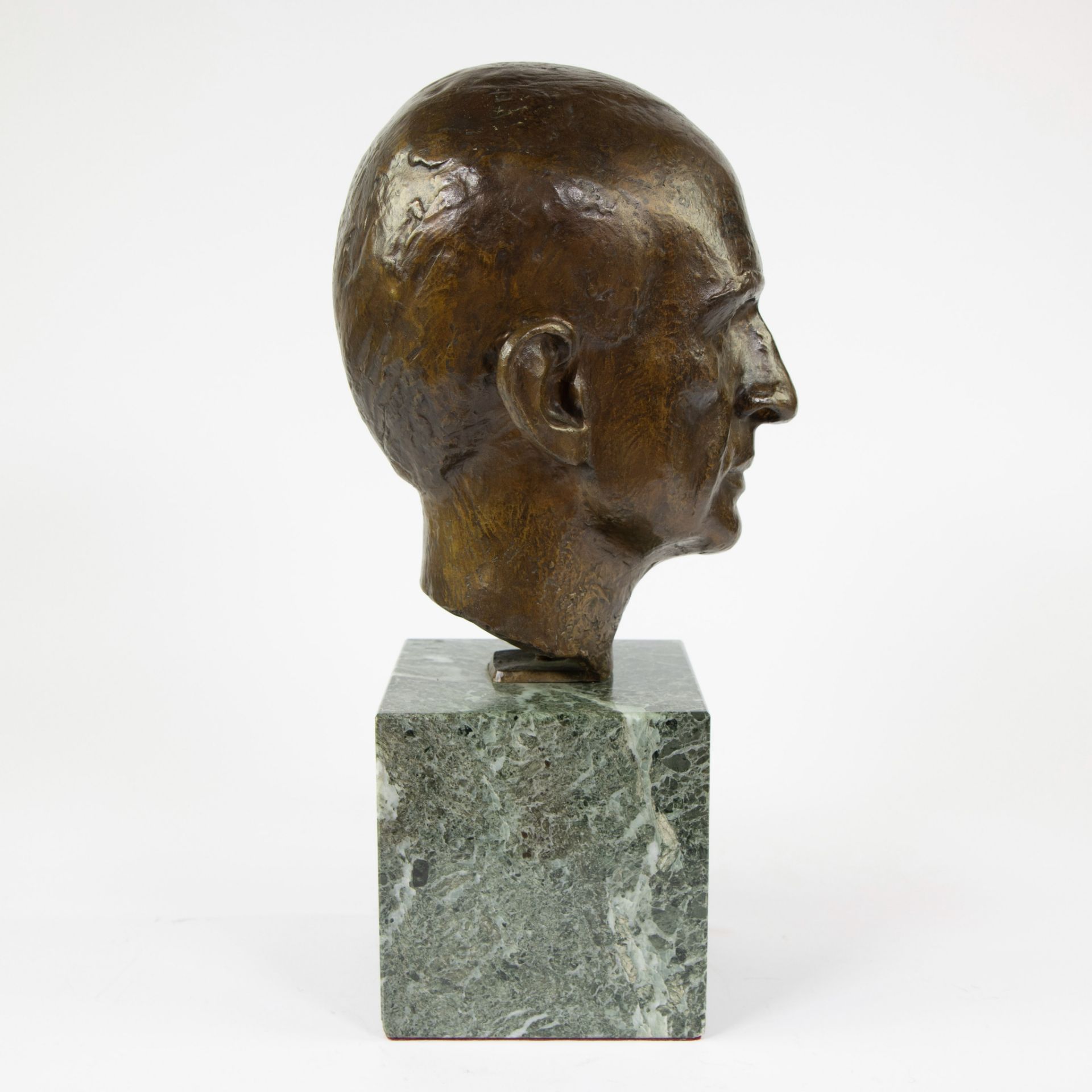 Bronze bust of a gentleman on a marble base, signed De Wee. - Image 5 of 5