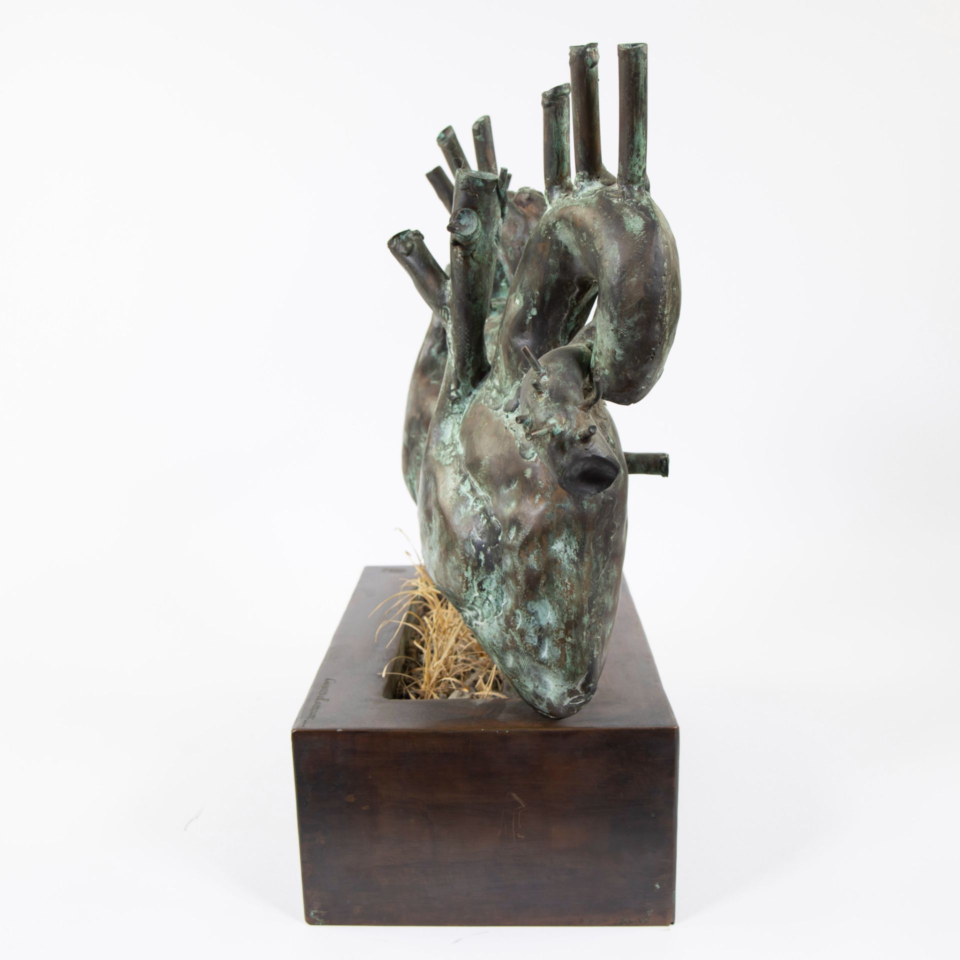 Coeur d'amour, 2 patinated bronze hearts, signed. - Image 4 of 6