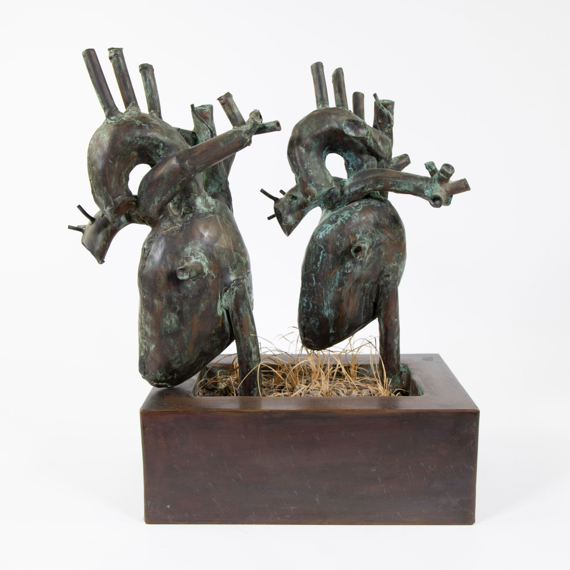 Coeur d'amour, 2 patinated bronze hearts, signed. - Image 5 of 6