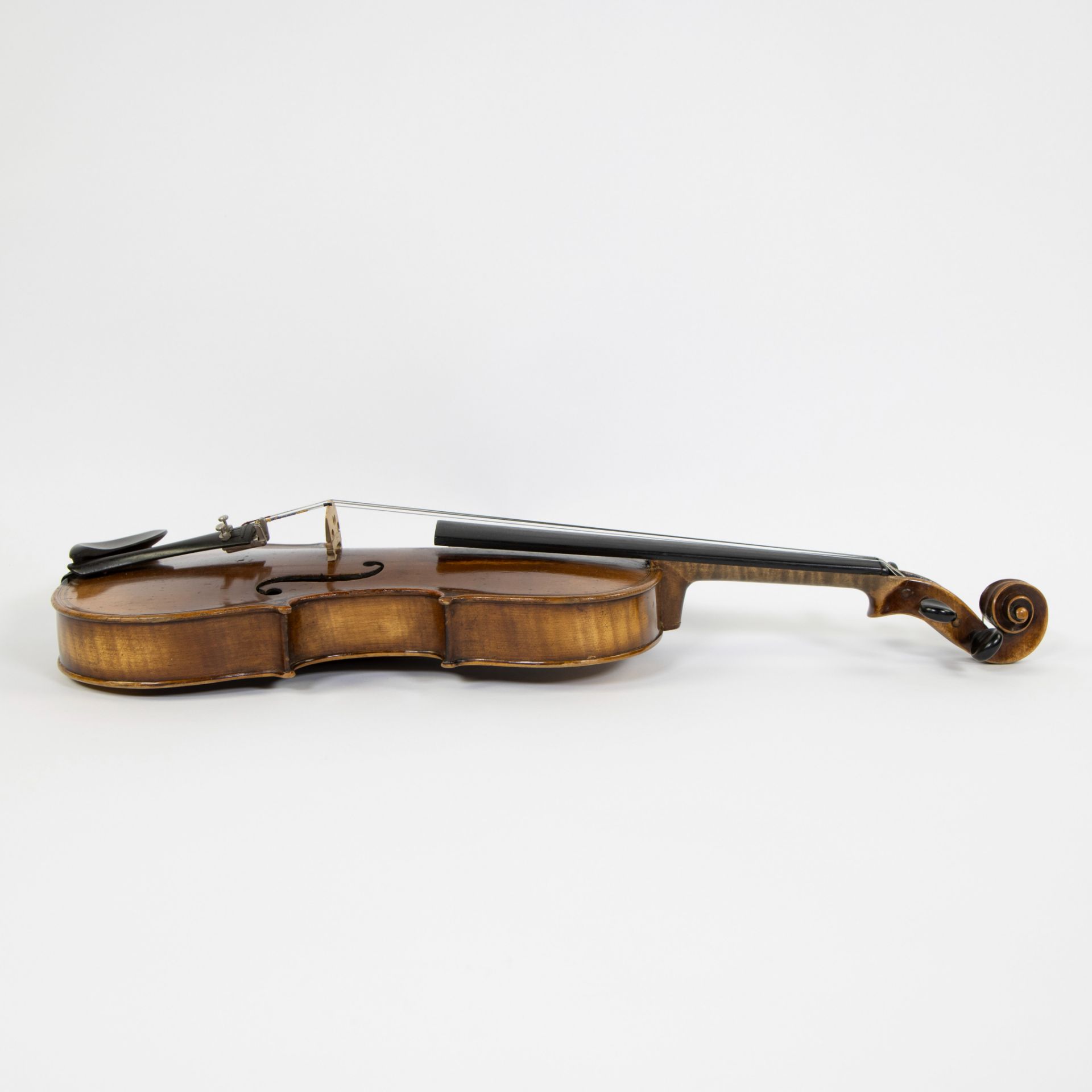 Violin label 'Caspar da Salo in Brescia, 1590', double inlay, 355mm, wooden case - Image 4 of 5