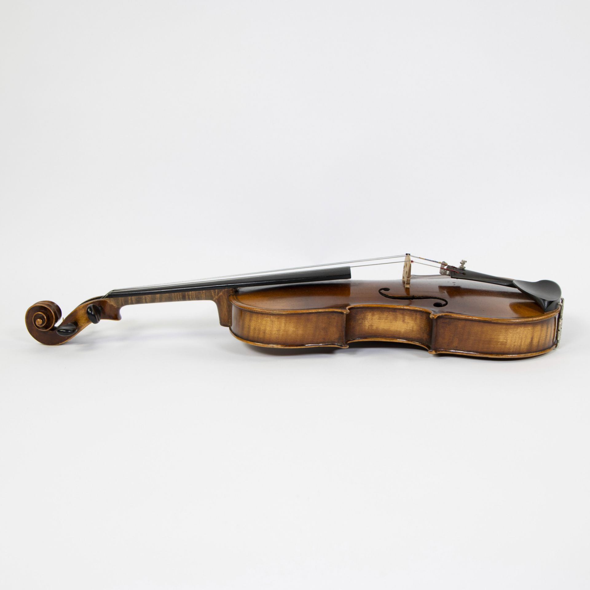 Violin label 'Caspar da Salo in Brescia, 1590', double inlay, 355mm, wooden case - Image 2 of 5