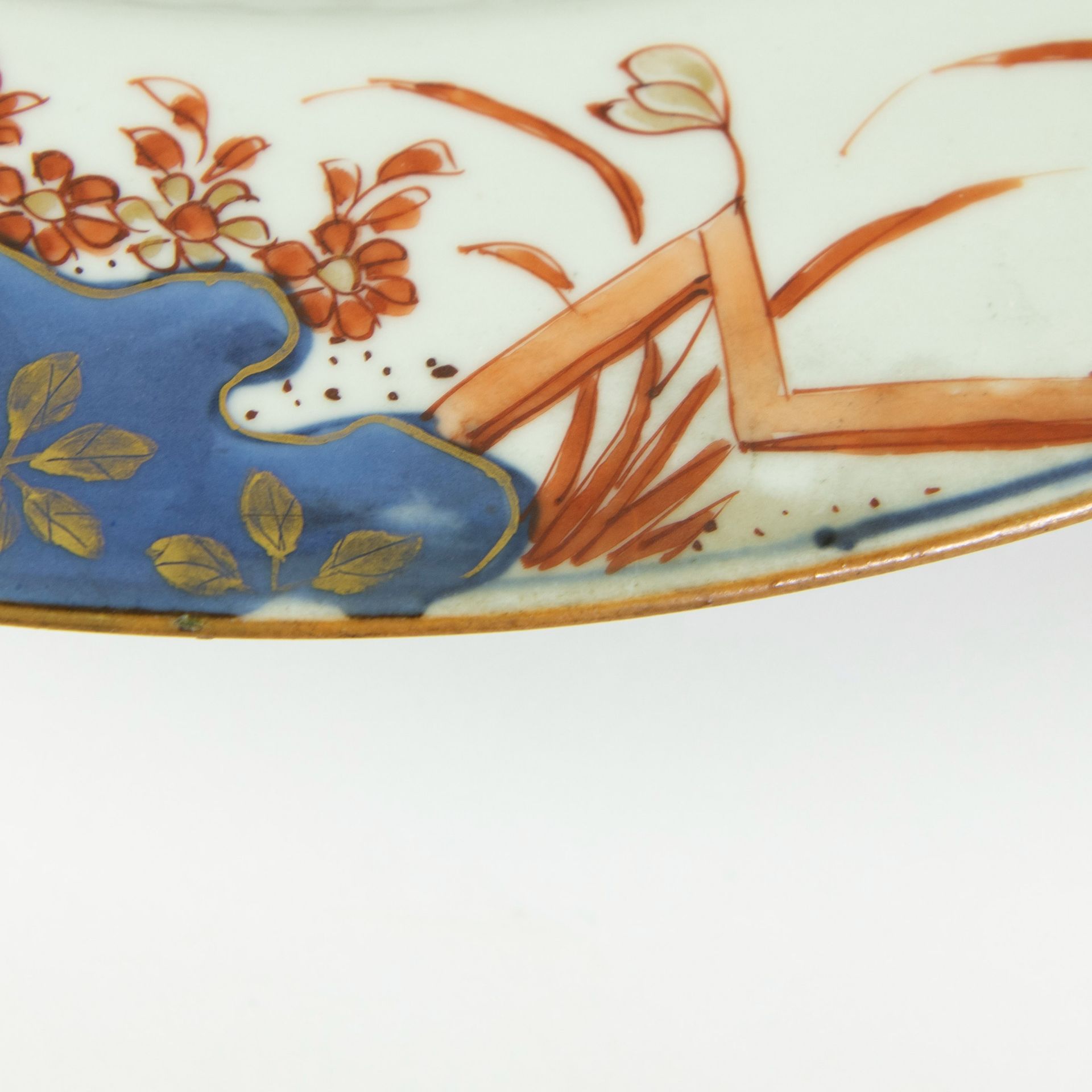 Large Chinese imari export porcelain armorial plate, the central coat of arms captured in a border o - Image 3 of 4