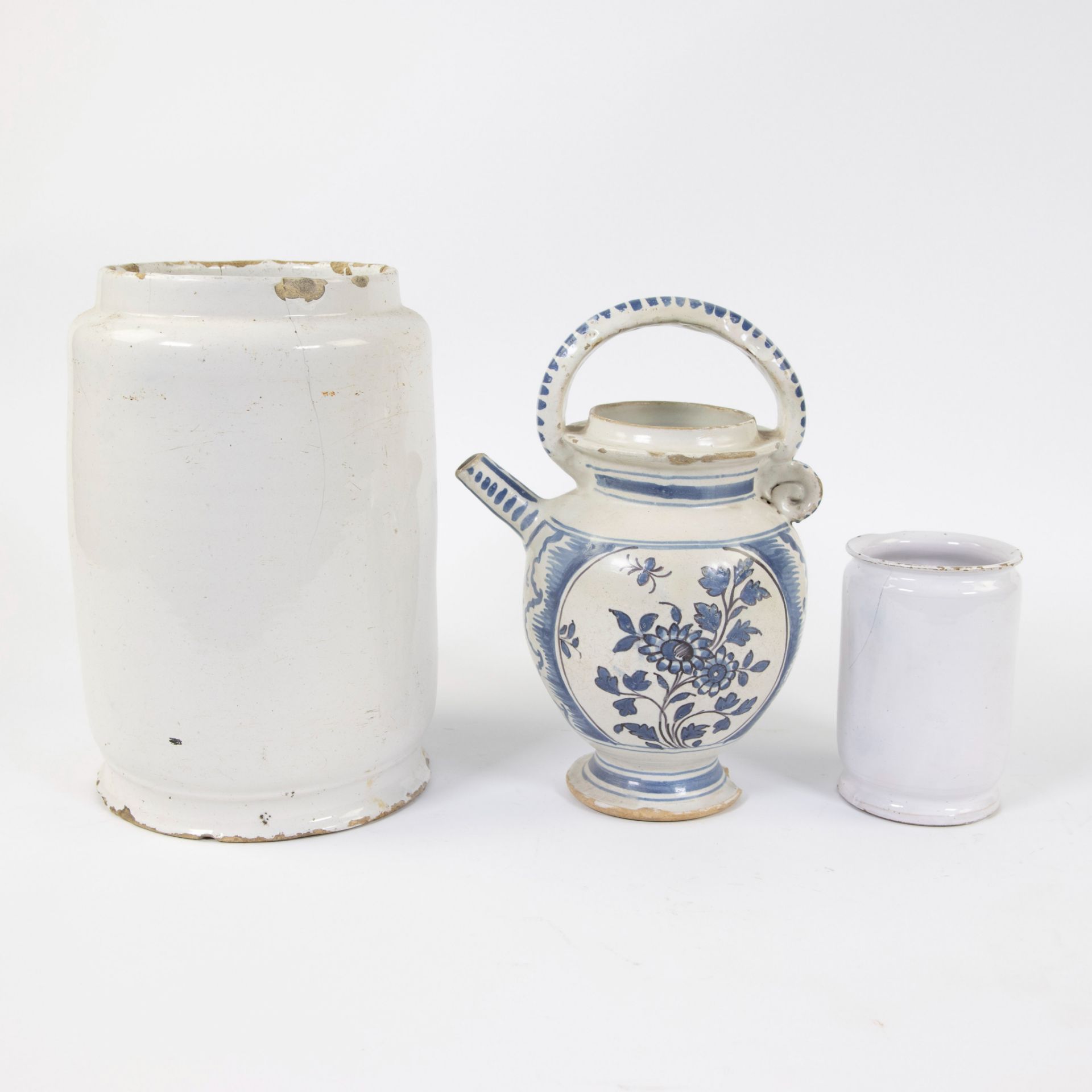 Collection of Delft pharmacy jar 18th century, ointment jar Brussels ca 1800 and pot faience 18th ce - Image 3 of 5