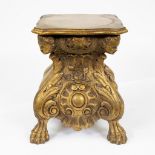 Gilded wooden pedestal with a statue of an eagle in patinated plaster, after the 18th century Italia