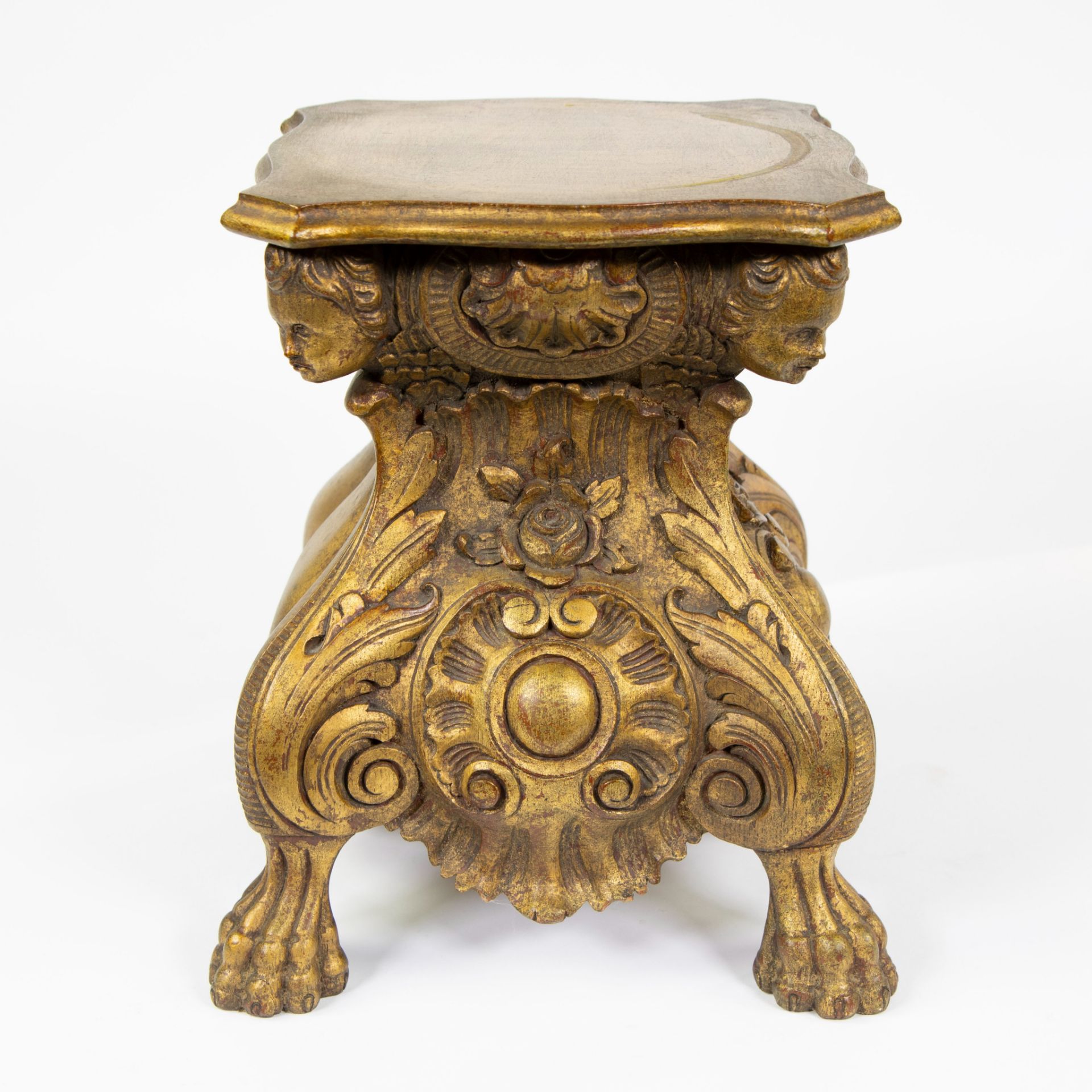 Gilded wooden pedestal with a statue of an eagle in patinated plaster, after the 18th century Italia