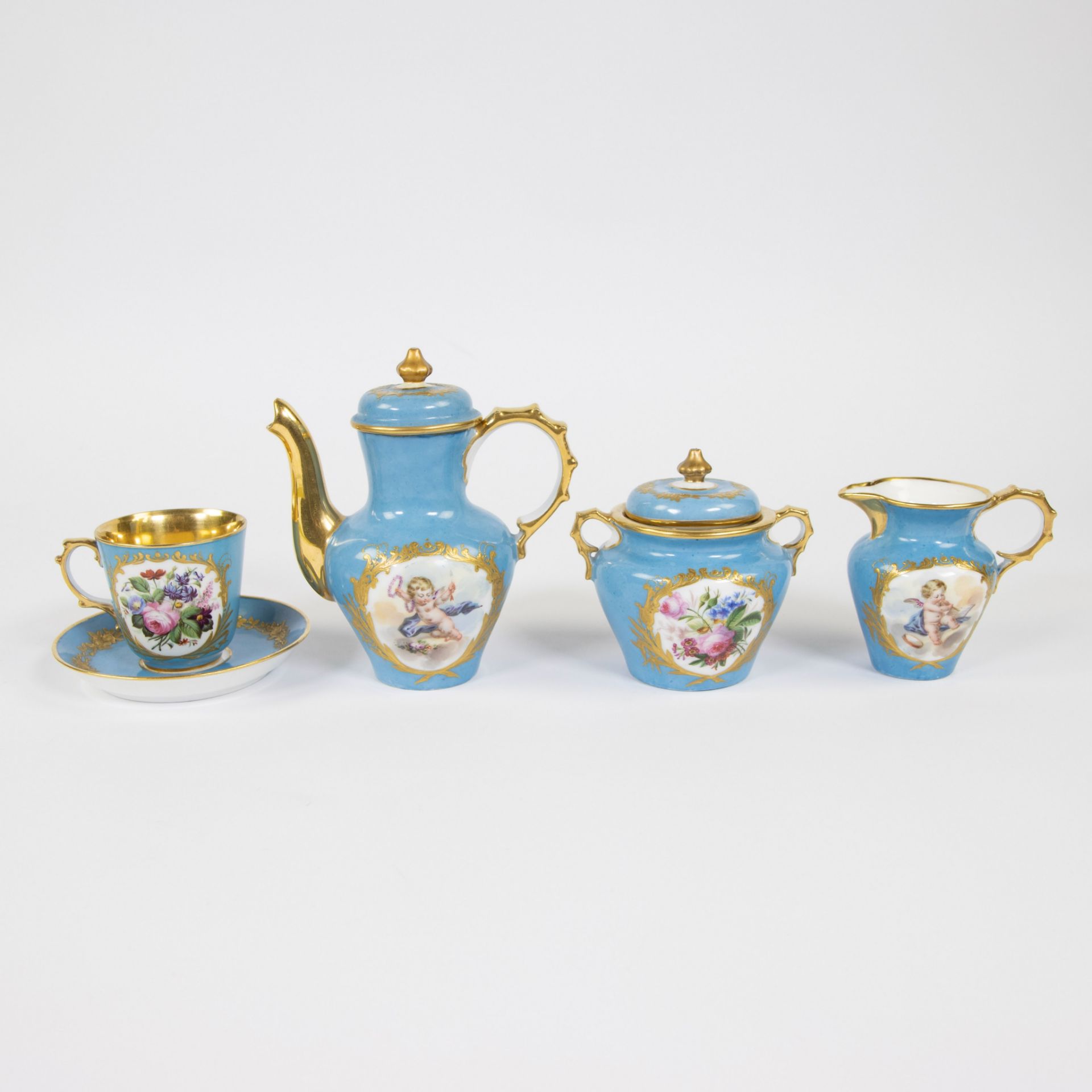 Mokka set solitaire or égoïste in porcelain decorated with cherubs and gold painting, Paris ca 1850 - Image 3 of 5