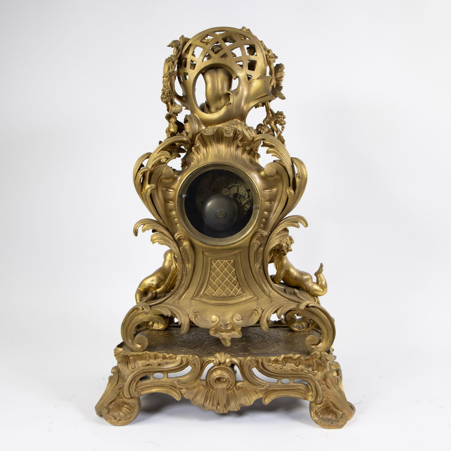 An impressive three-part-piece gilded Louis XV clock from Vincenti à Paris. The mantel clock decorat - Image 4 of 11
