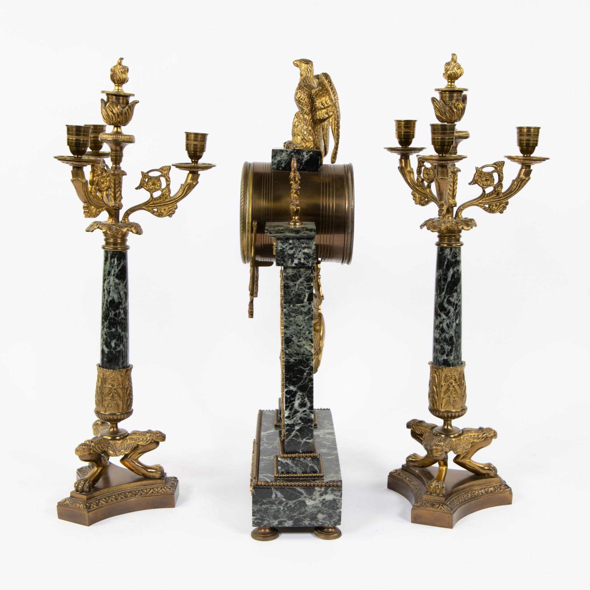 French green veined marble column clock decorated with eagle and 2 candlesticks with 4 light points, - Image 2 of 4