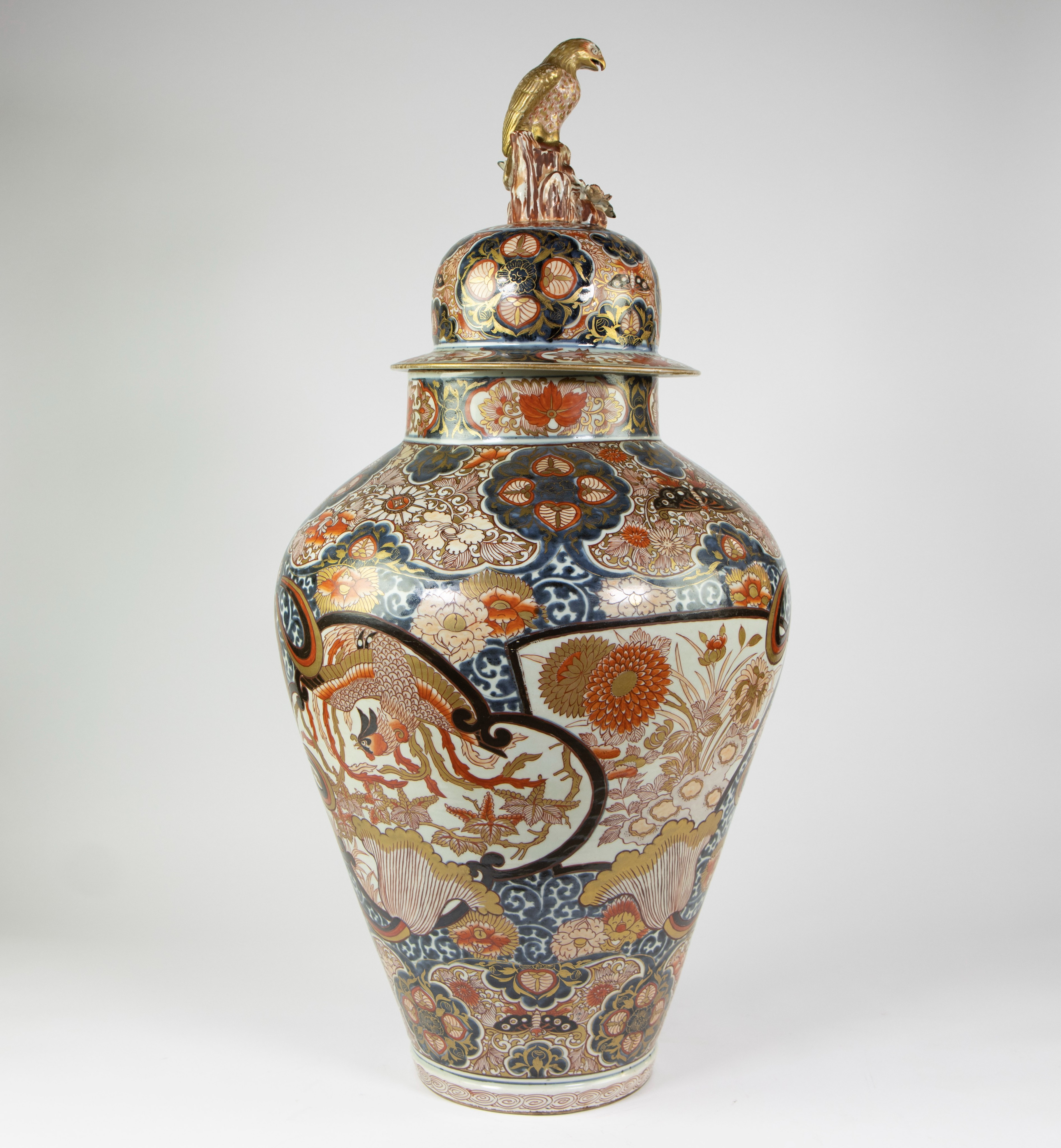 Very large Japanese porcelain jar and its cover, decorated imari enamels with phoenix, chrysanthemum - Image 6 of 12