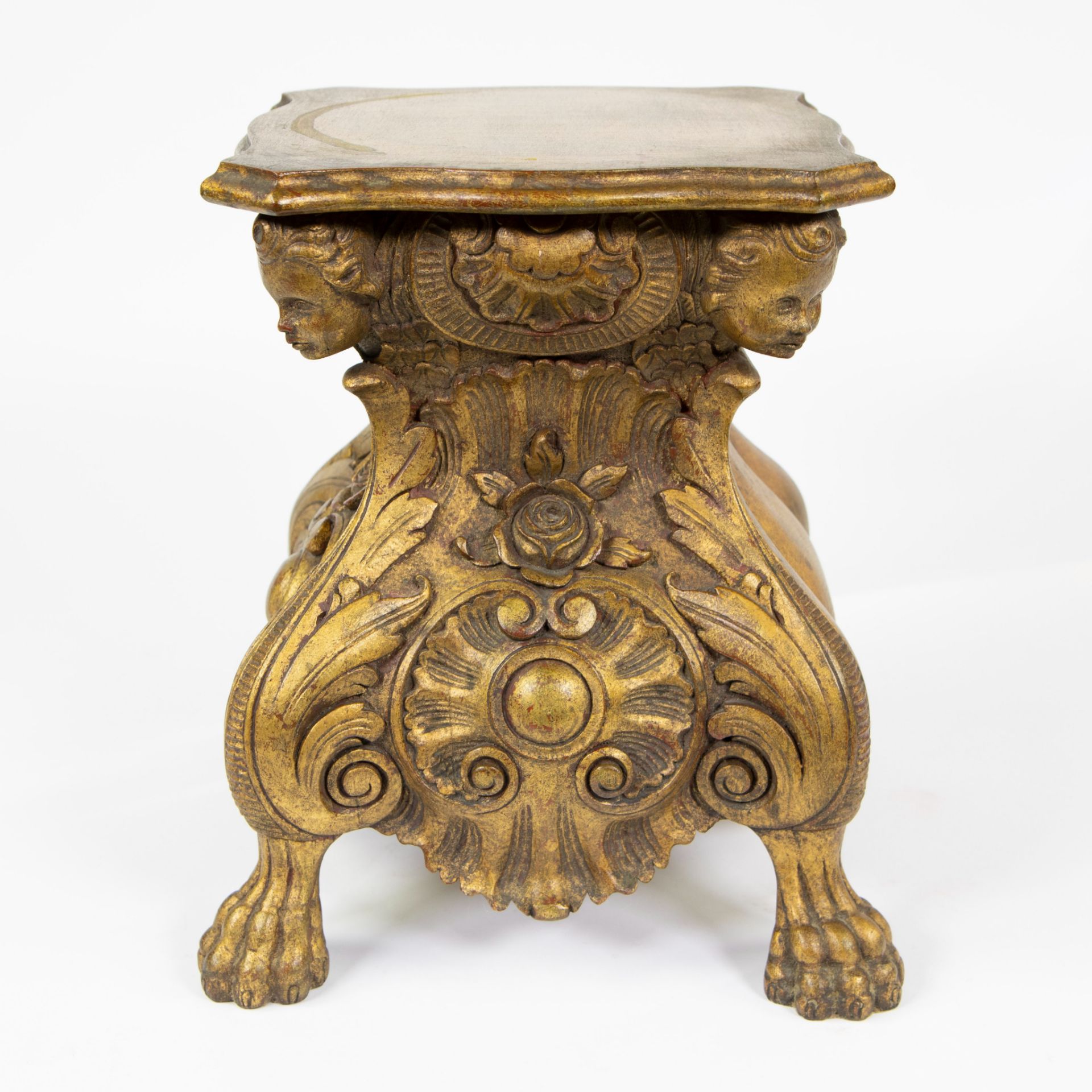 Gilded wooden pedestal with a statue of an eagle in patinated plaster, after the 18th century Italia - Image 3 of 5