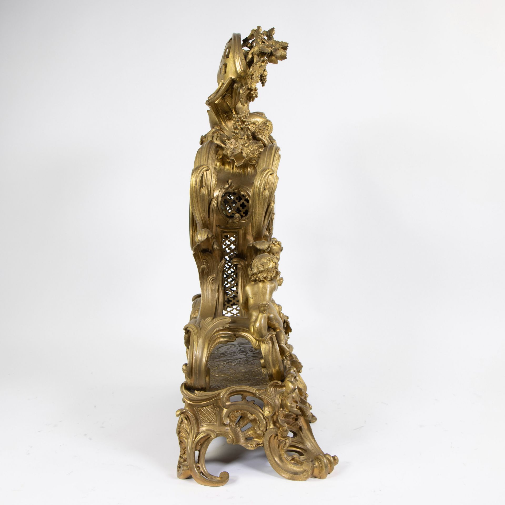 An impressive three-part-piece gilded Louis XV clock from Vincenti à Paris. The mantel clock decorat - Image 6 of 11