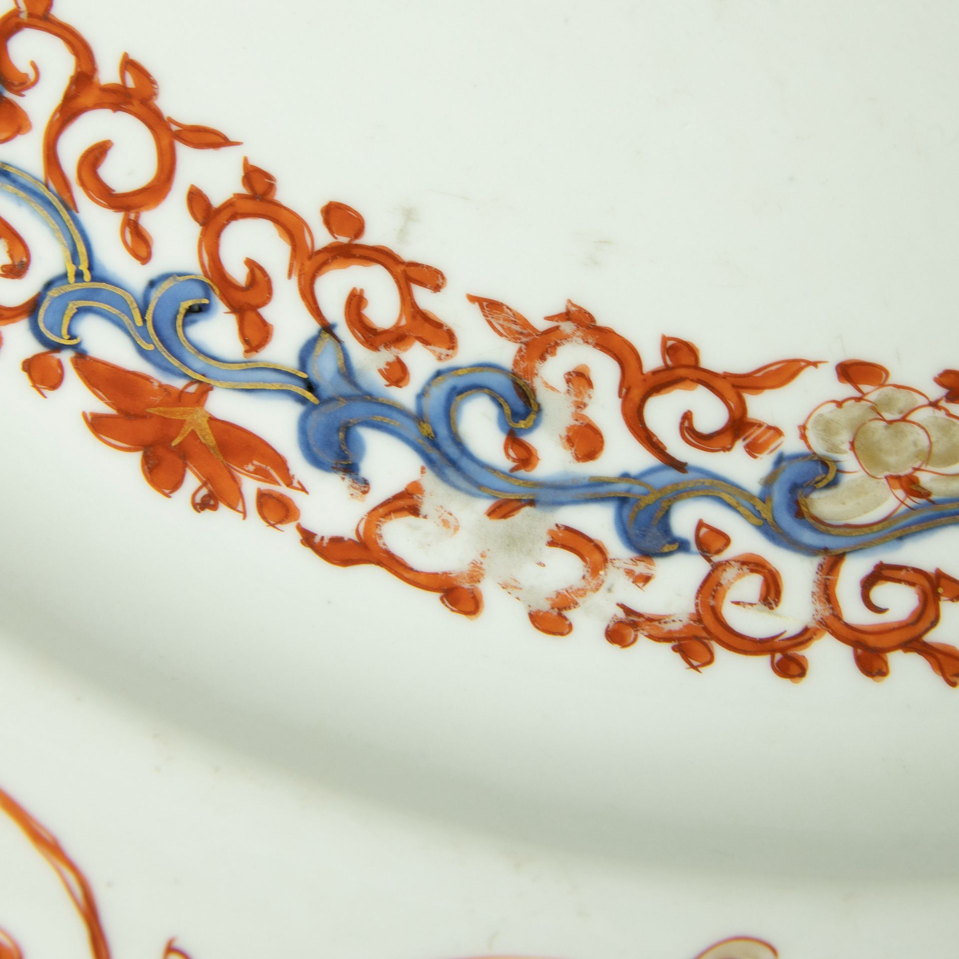 Large Chinese imari export porcelain armorial plate, the central coat of arms captured in a border o - Image 2 of 4