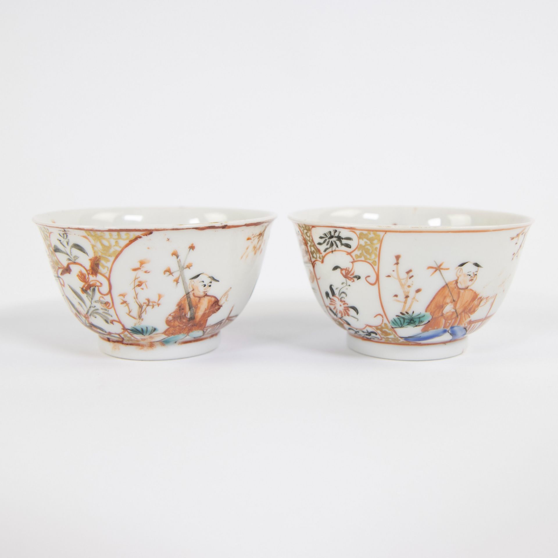 China, a pair of famille rose porcelain plates and cups with Mandarin decor, Qianlong - Bild 7 aus 9