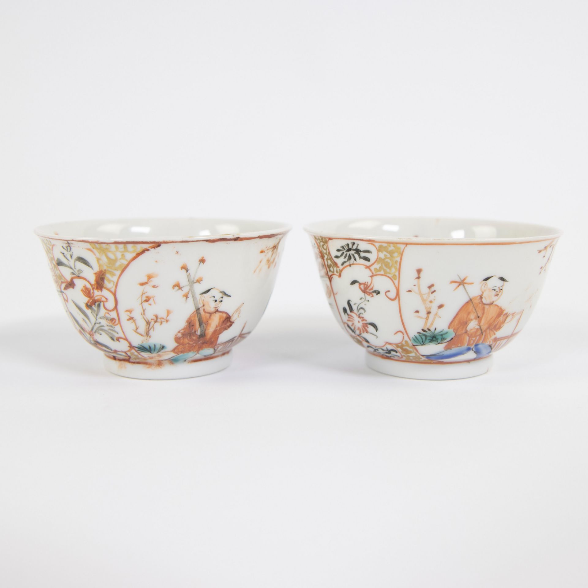 China, a pair of famille rose porcelain plates and cups with Mandarin decor, Qianlong - Image 7 of 9