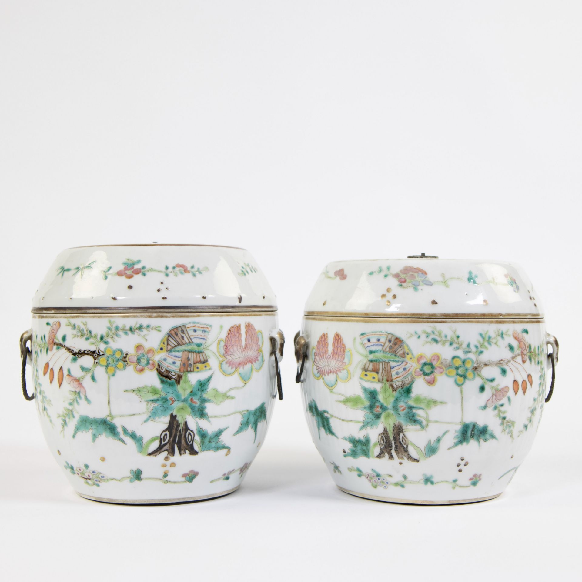 Pair of Chinese famille verte lidded jars decorated with butterflies, 18th C - Image 4 of 8