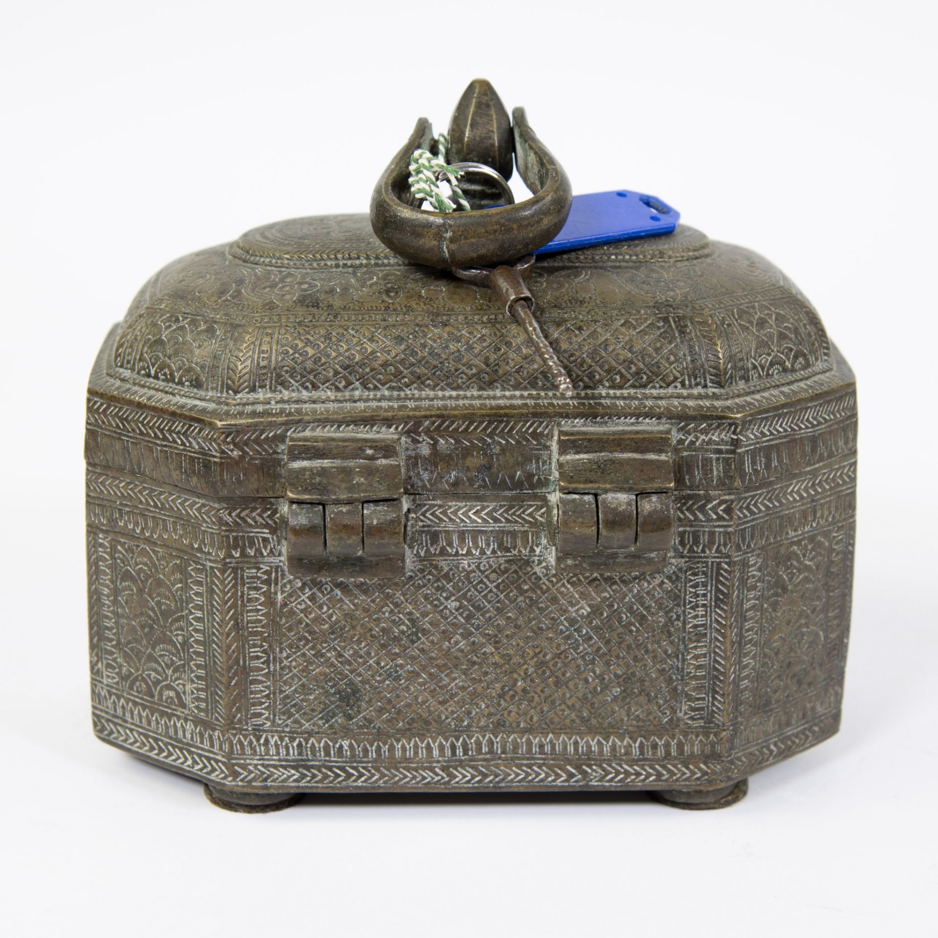 Antique jewelery case Baghdad, fully worked and hammered in bronze, with key - Image 3 of 5