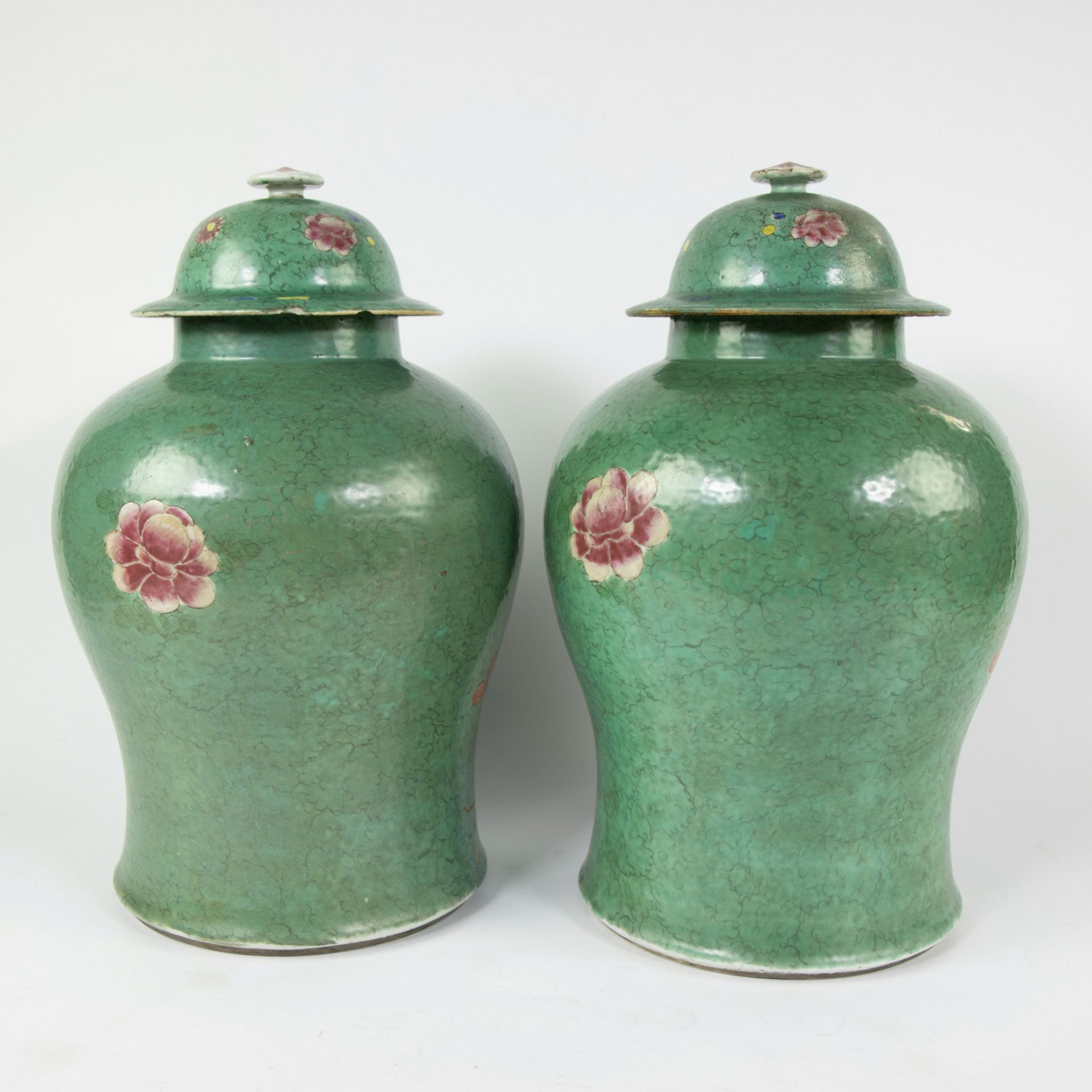 Pair of Chinese baluster shaped jars and their covers symmetrically decorated in fencai enamels depi - Bild 6 aus 12