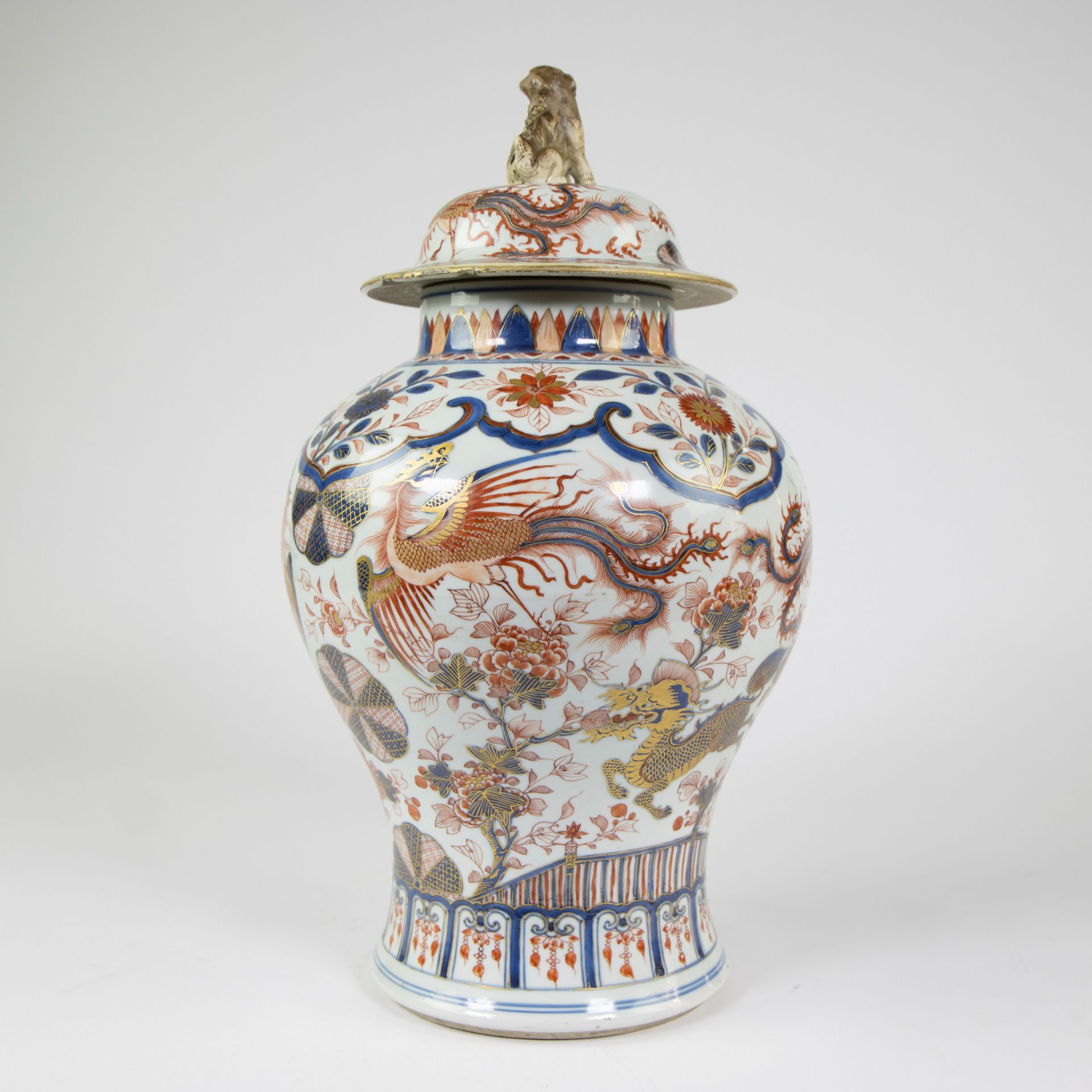 Chinese porcelain jar and its cover, decorated imari enamels, 18th century - Image 4 of 12