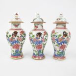 3 kleine Chinese famille rose dekselvaasjes, Qianlong period