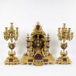 Imposing fire-gilt bronze/brass clock with marble, decorated with cherubs, medallions and sphinx wom