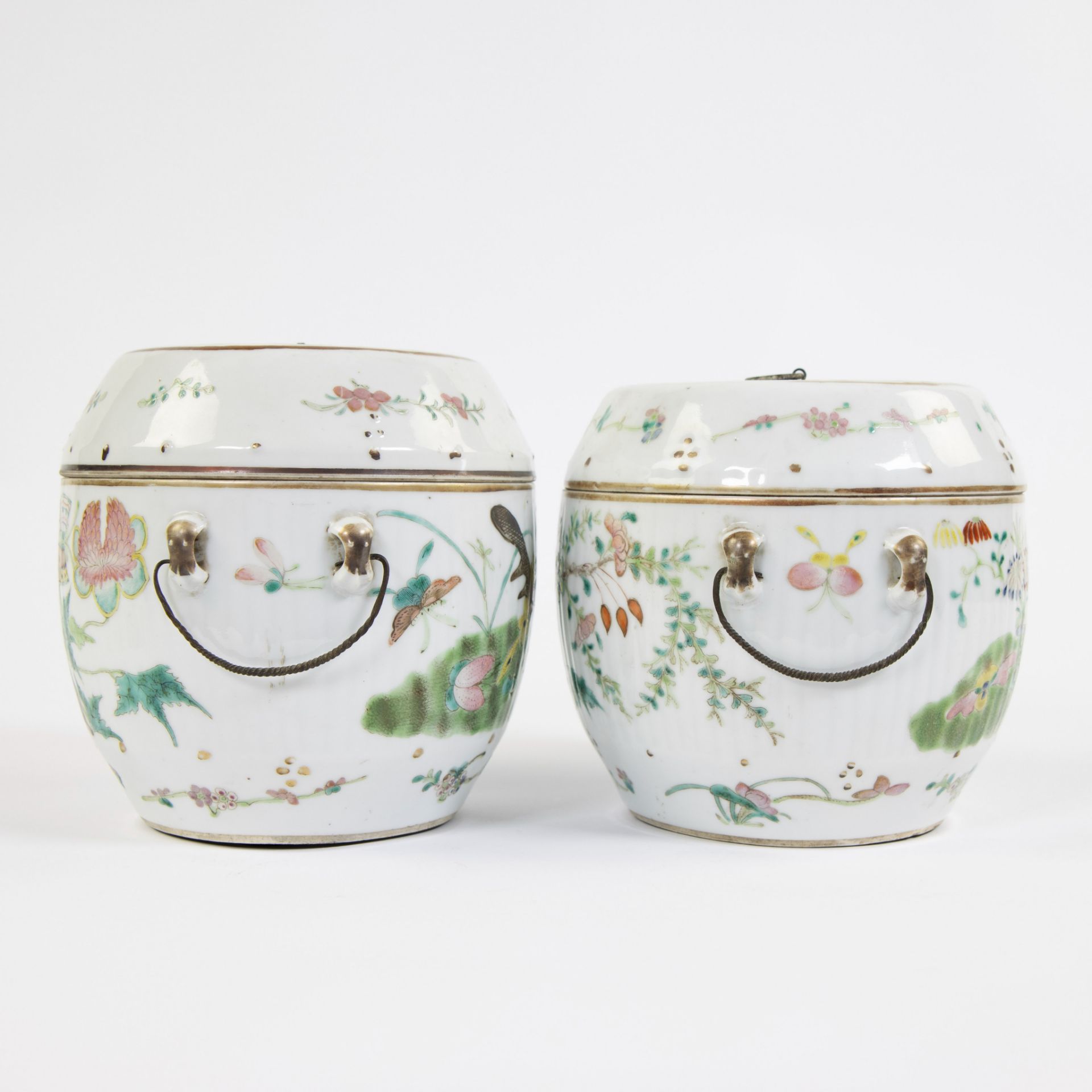 Pair of Chinese famille verte lidded jars decorated with butterflies, 18th C - Image 5 of 8